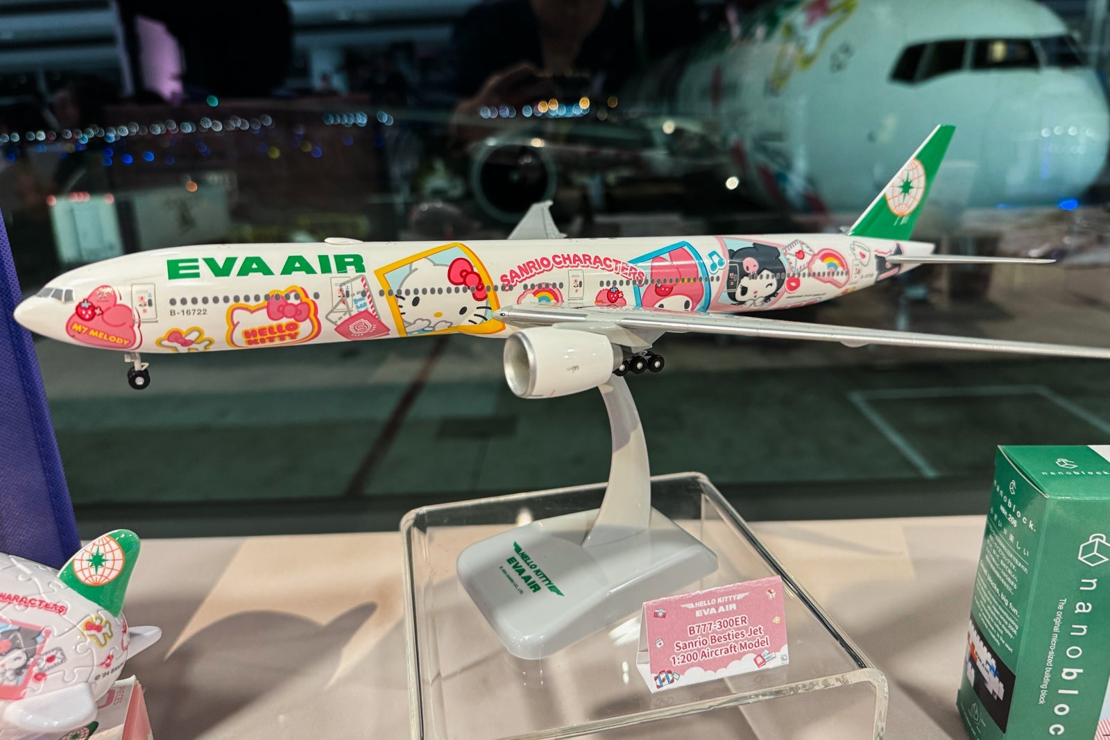 EVA AIR エバー航空 777-300ER ハローキティ Ph 1:500 EVA AIR エバー航空 777-300ER ハローキティ Ph 1:500 - メルカリ
