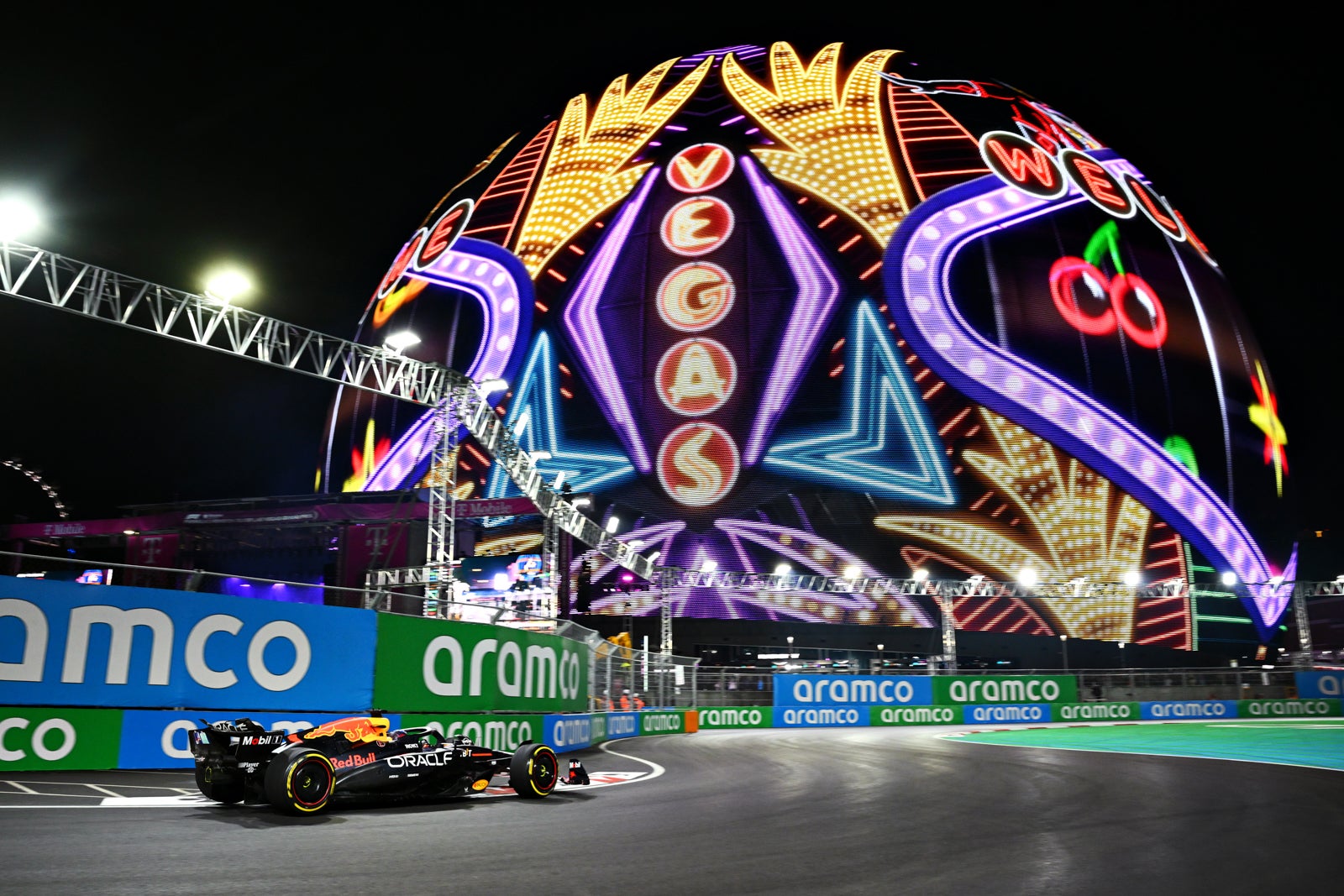 LAS VEGAS, NEVADA - NOVEMBER 22: Max Verstappen of the Netherlands driving the (1) Oracle Red Bull Racing RB20 on track during final practice ahead of the F1 Grand Prix of Las Vegas at Las Vegas Strip Circuit on November 22, 2024 in Las Vegas, Nevada. (Photo by Clive Mason/Getty Images)