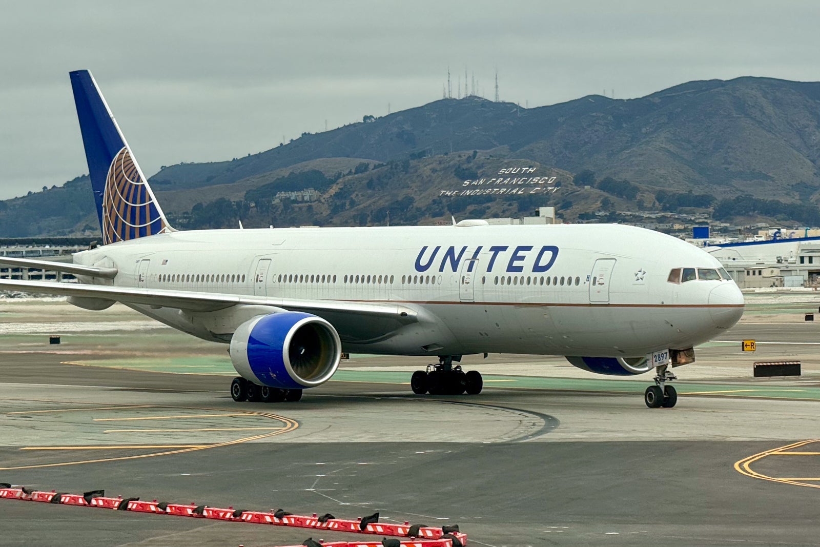 A United plane on the runway