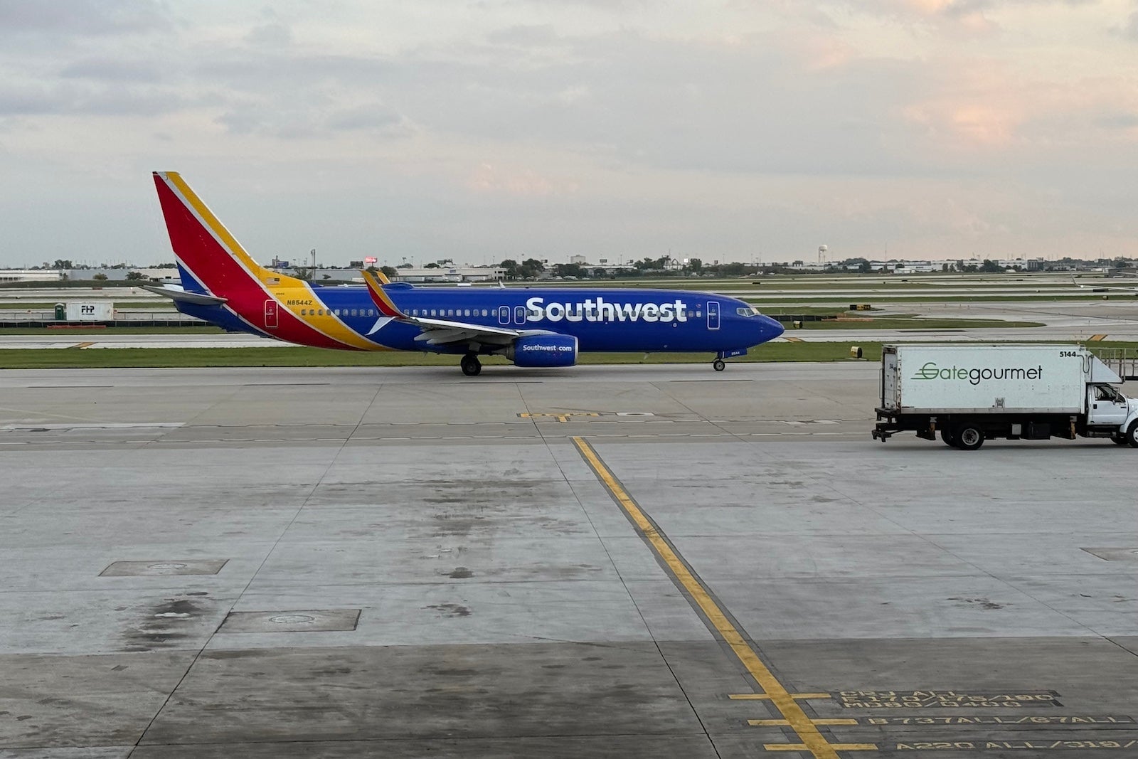 Southwest says it's not planning to end its free bag policy - The