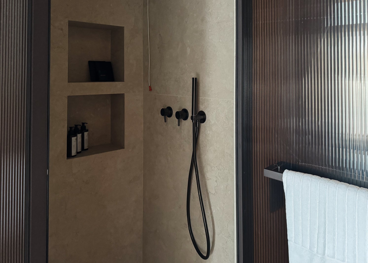 91 Athens Riviera shower