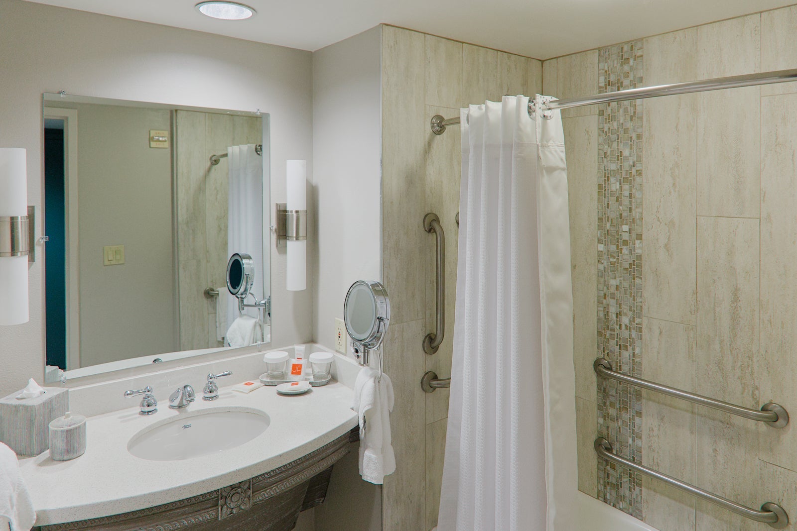Hotel bathroom with tub