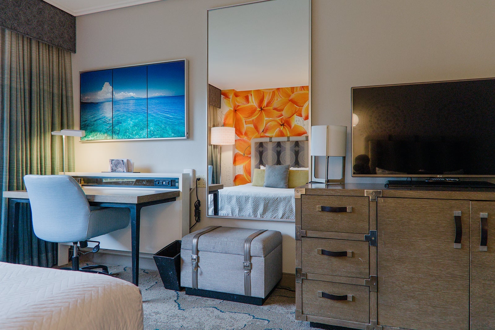 Desk, wardrobe and TV in hotel room