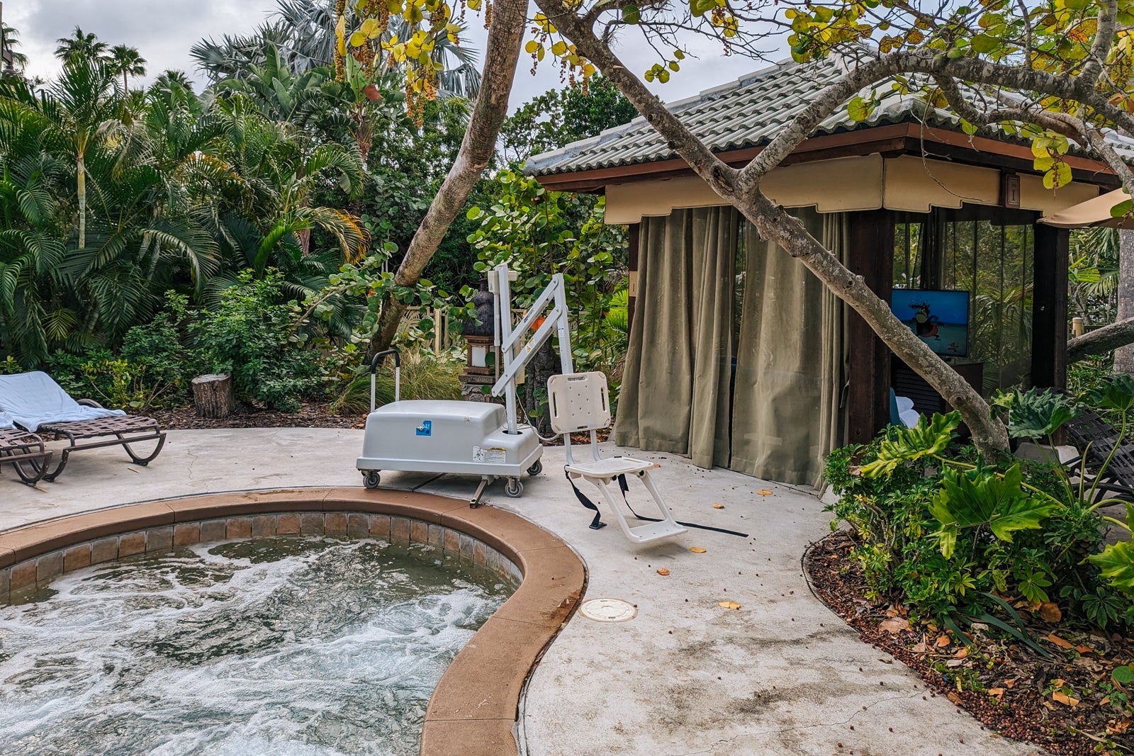 hot tub with pool lift