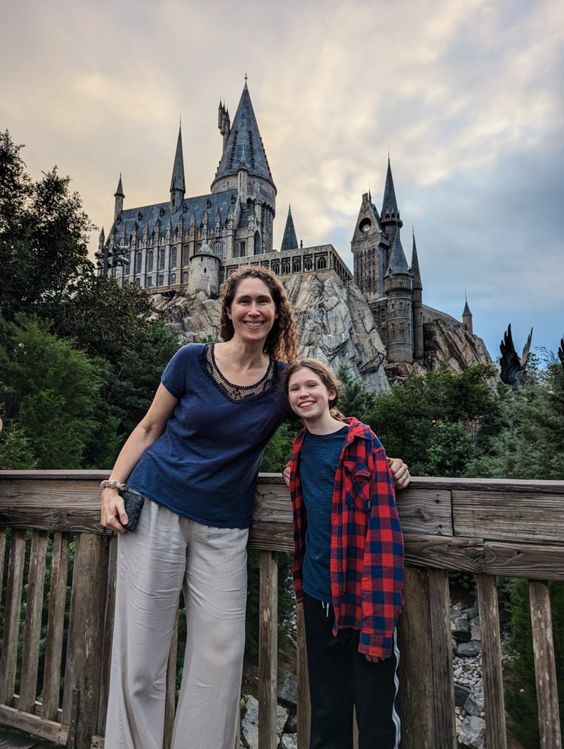 mom and daughter in front of Universal's Hogwarts Castle
