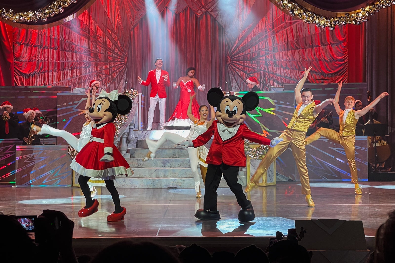 Mickey and Minne perform during Jollywood Nights 2024