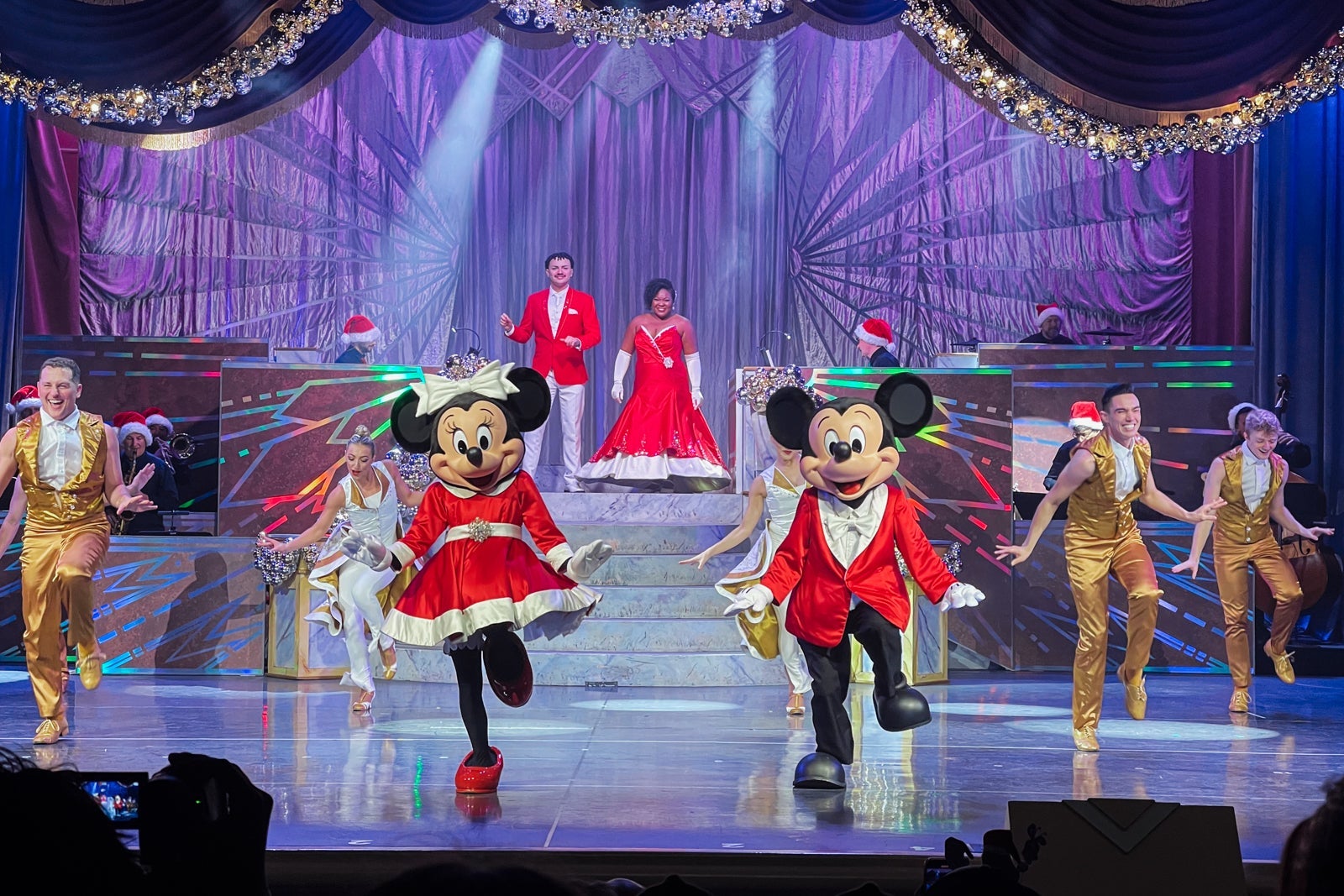 Mickey and Minne perform during Jollywood Nights 2024