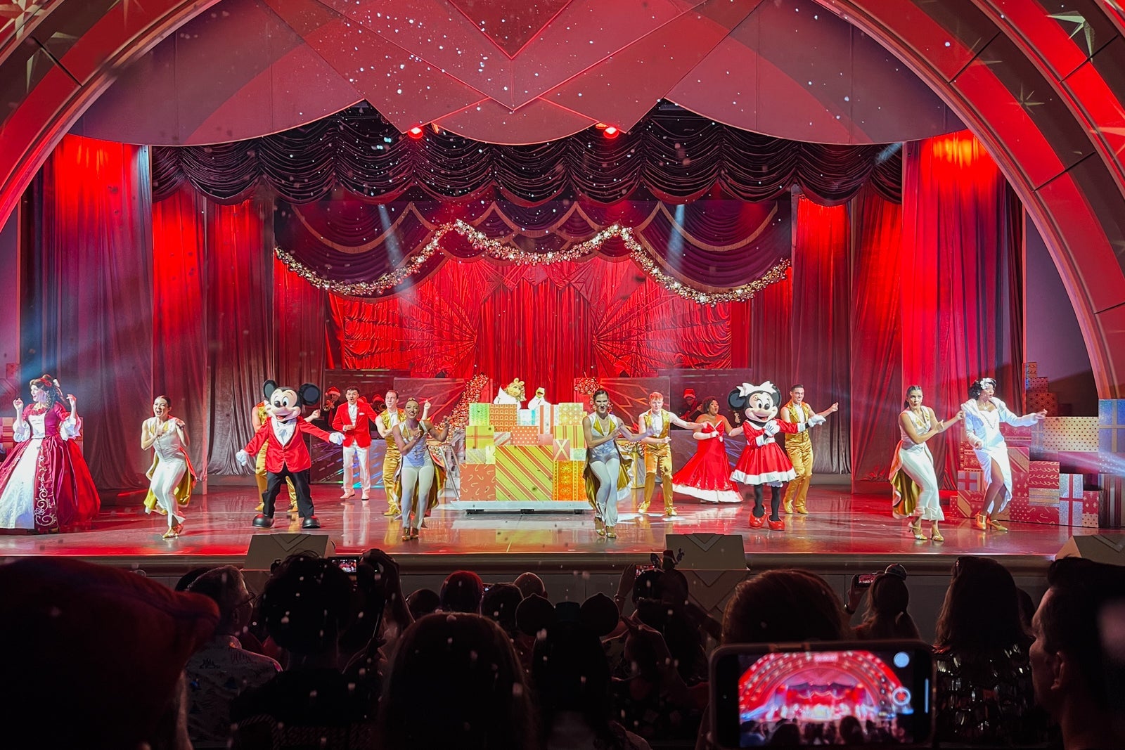 Disney Holidays in Hollywood show at Jollywood Nights 2024