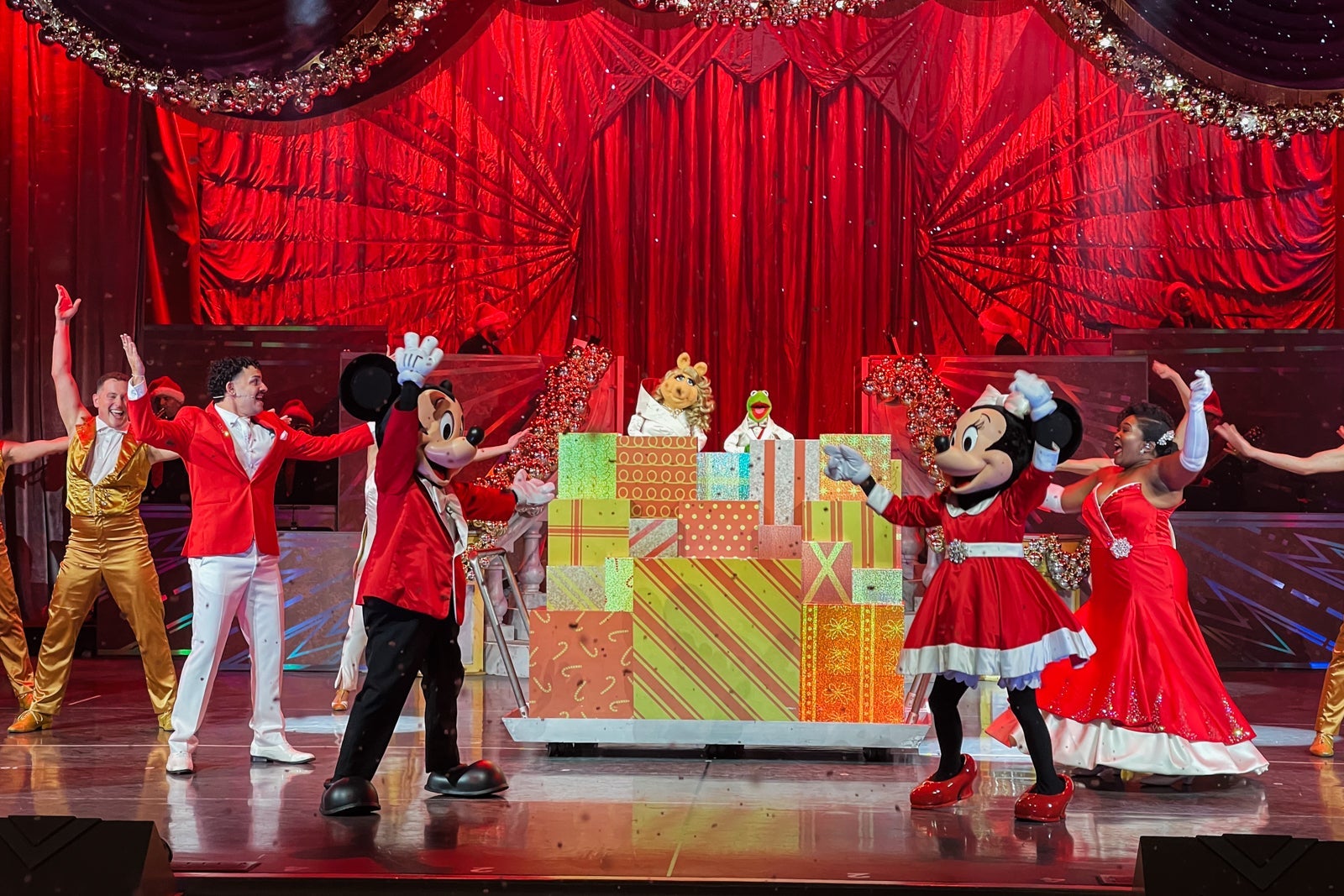 Miss Piggy, Kermit, Mickey and Minnie performing at Jollywood Nights