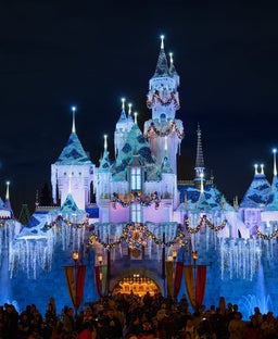 Christmas at Disneyland: How to plan a holly jolly visit