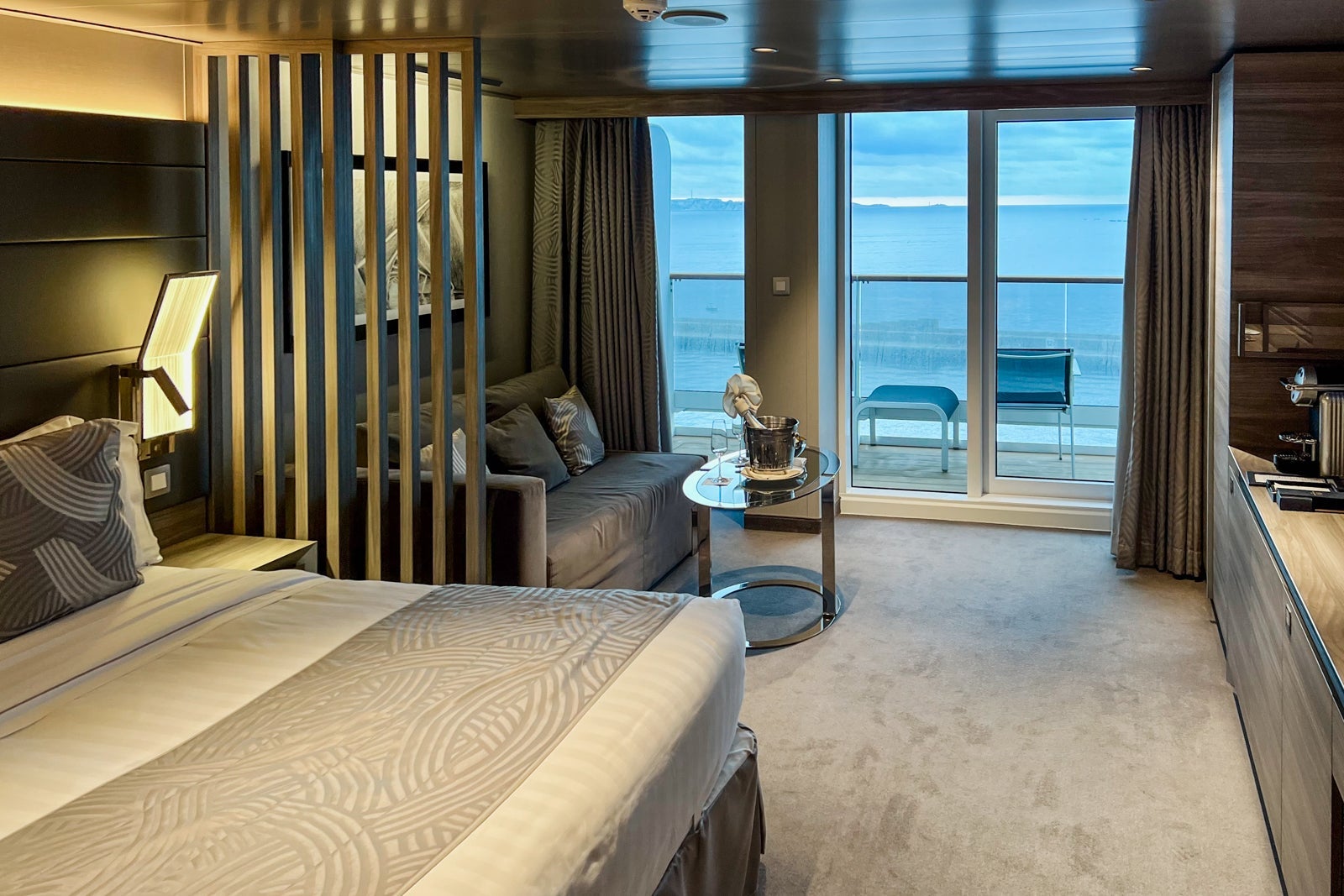 Yacht Club Deluxe Suite