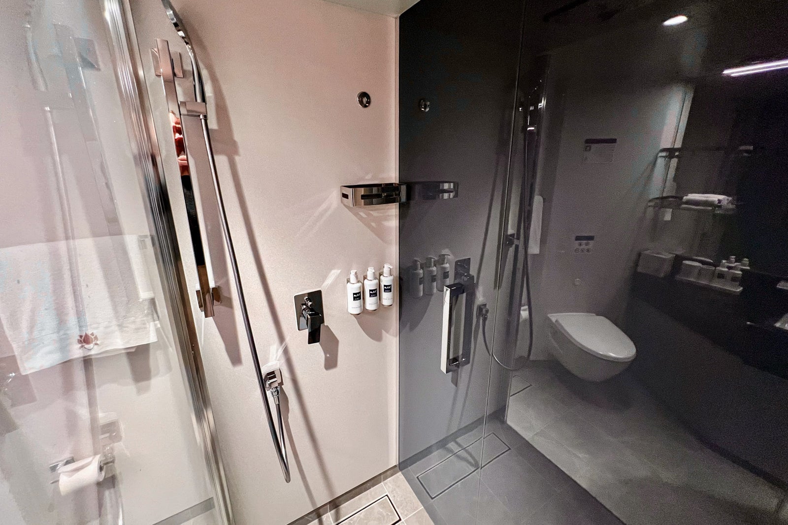 Yacht Club Deluxe Suite