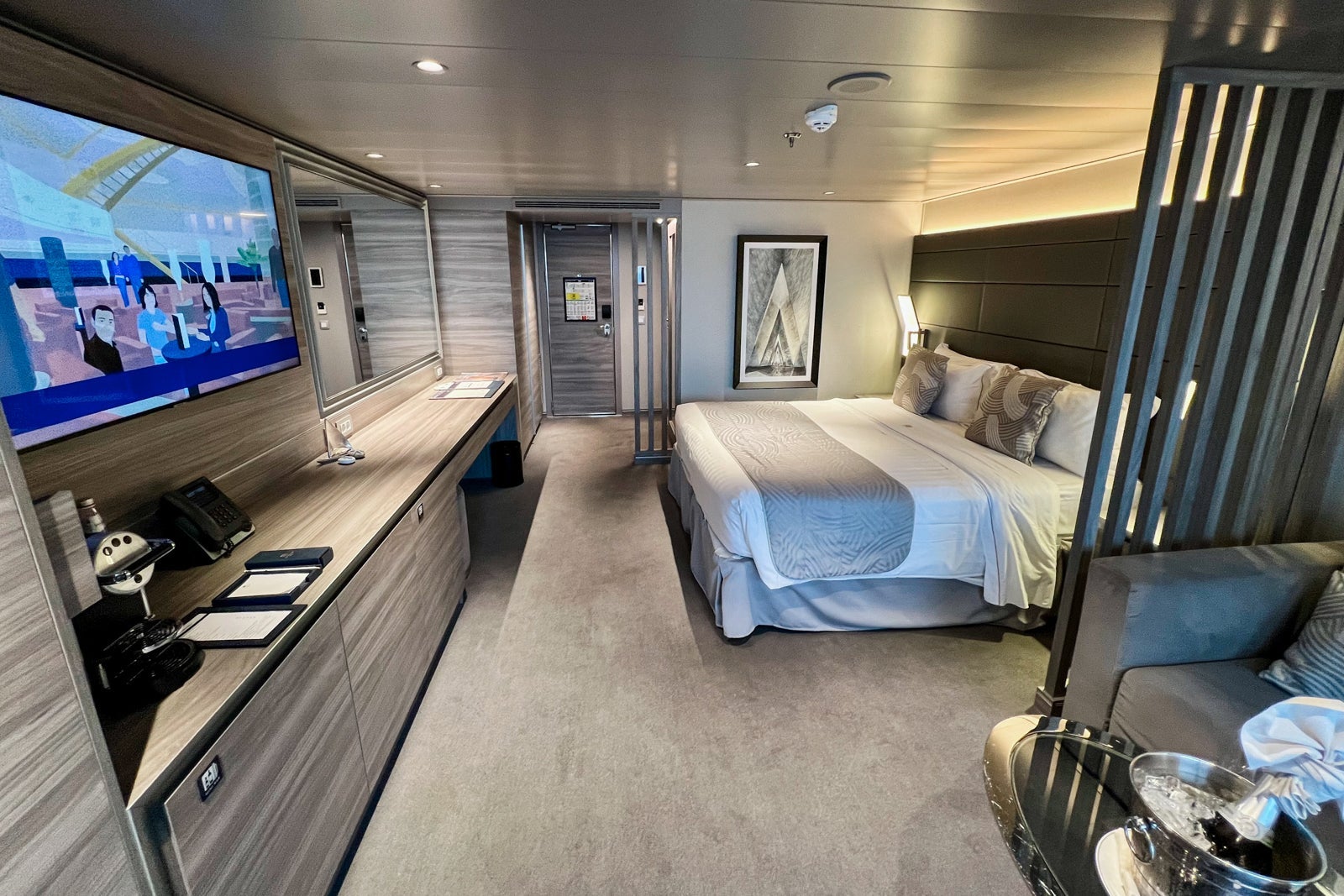 Yacht Club Deluxe Suite