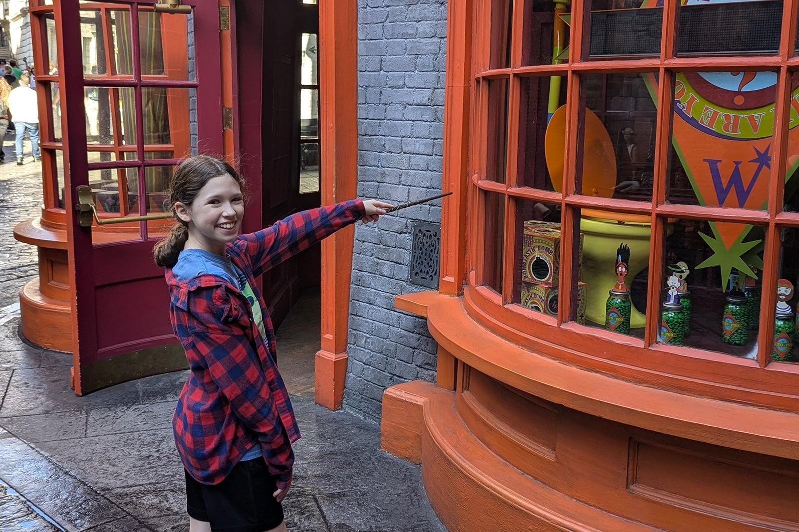 Girl with Harry Potter wand at Universal Studios