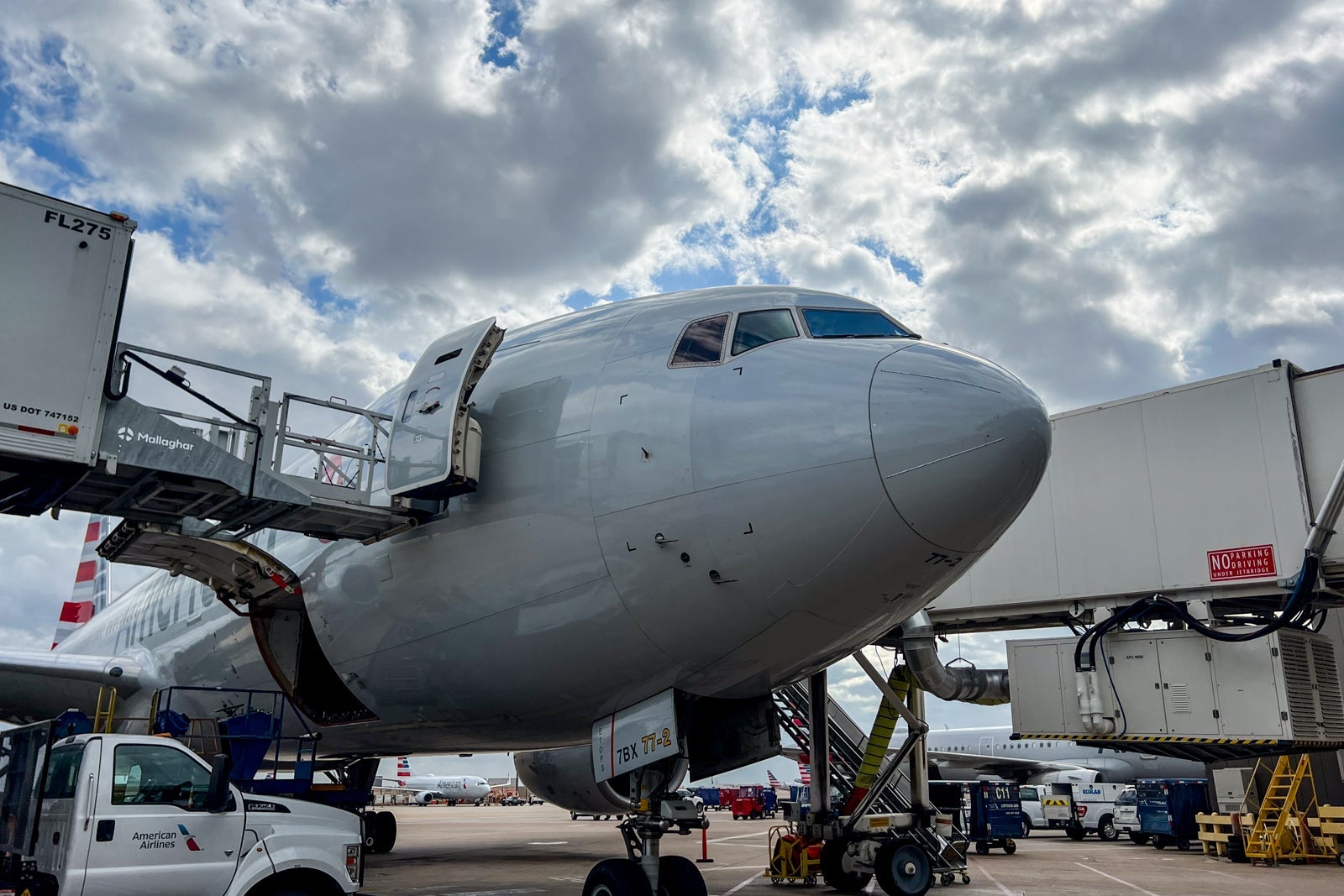 American Airlines 777 at Dallas-Fort Worth Airport (DFW).