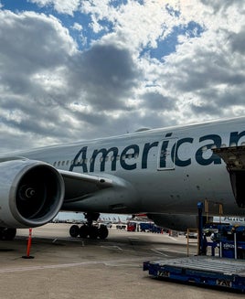 An American Airlines Boeing 777-200ER at Dallas Fort Worth International Airport (DFW).