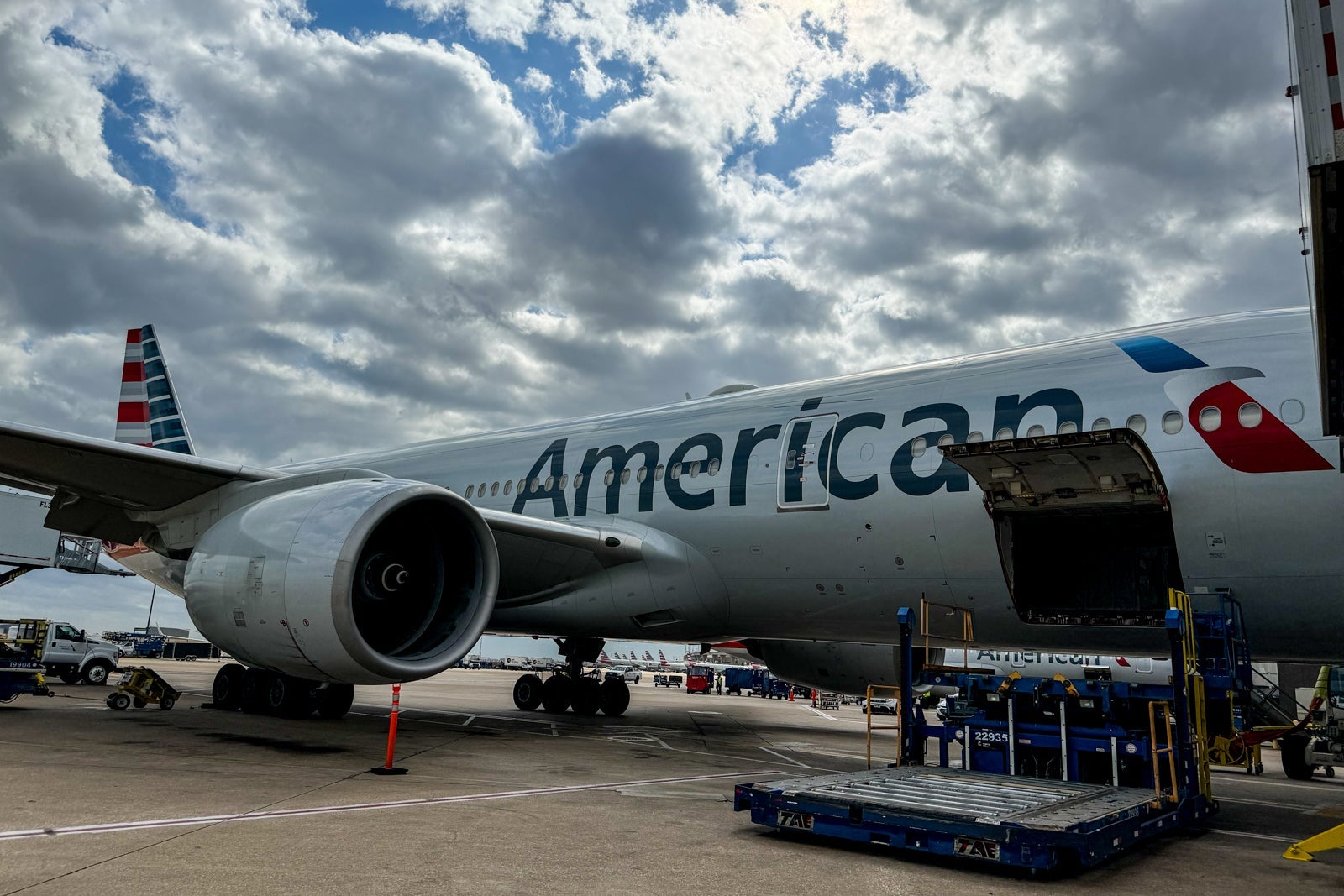 An American Airlines Boeing 777-200ER at Dallas Fort Worth International Airport (DFW).
