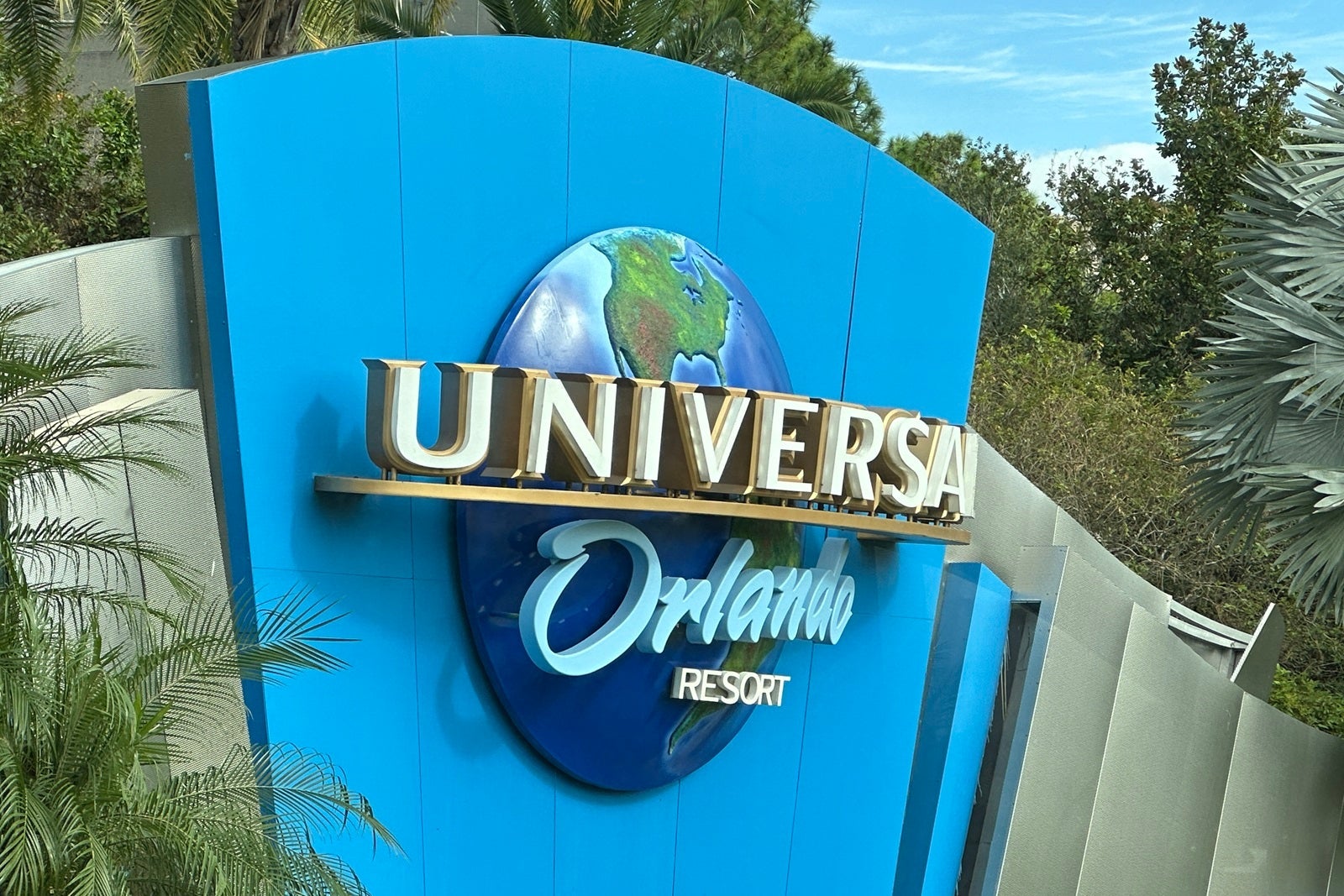 A welcome sign that reads "Universal Orlando Resort"