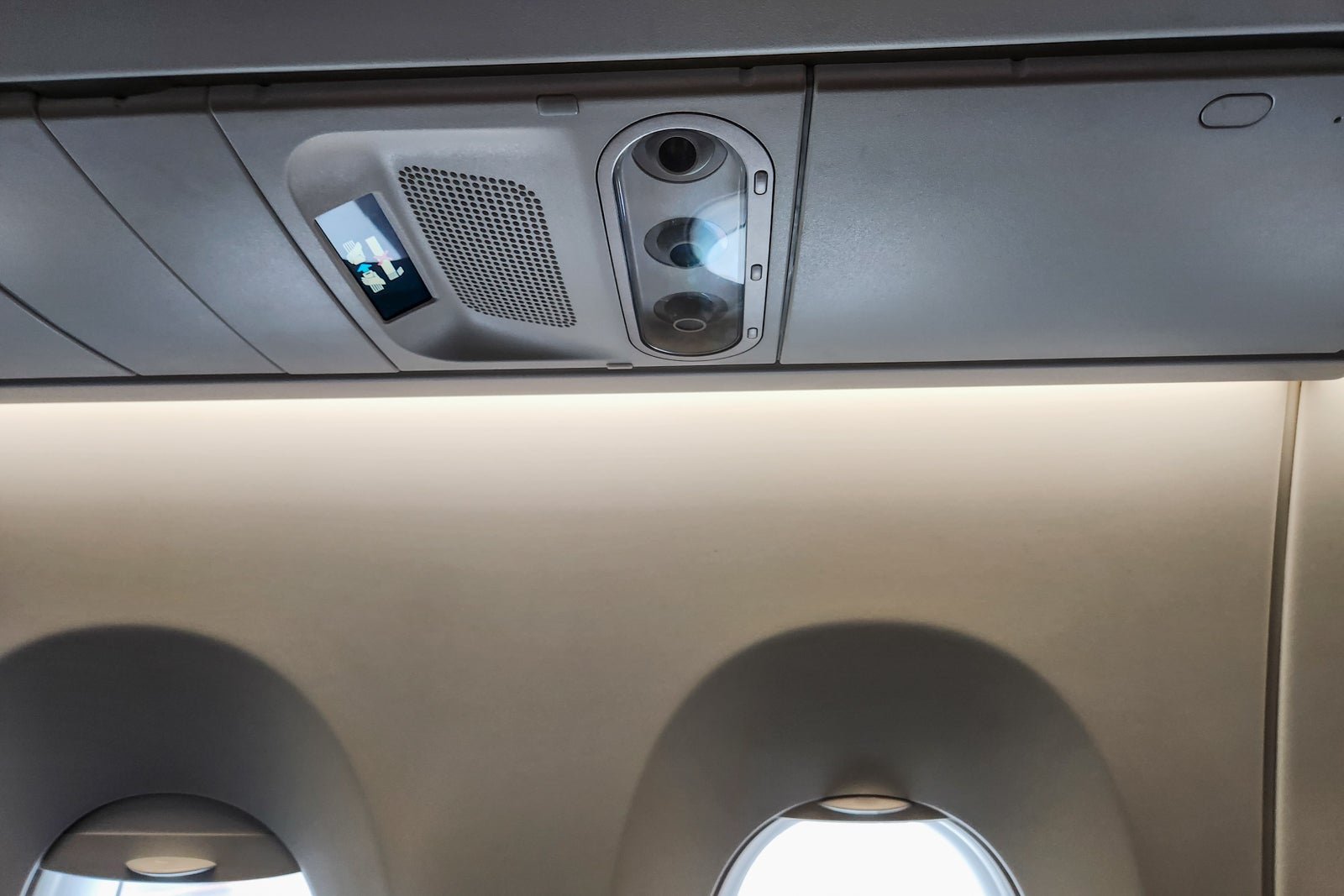 overhead reading lights Air France A350 economy