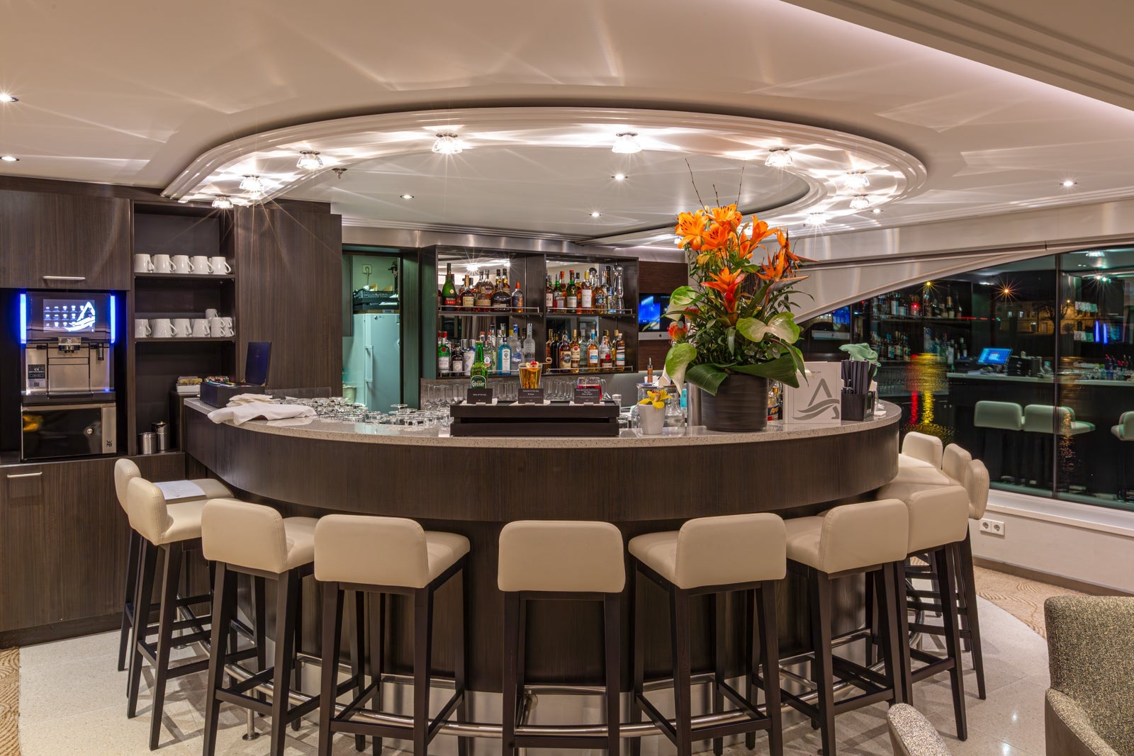 The bar in the Panorama Lounge on Avalon Artistry II
