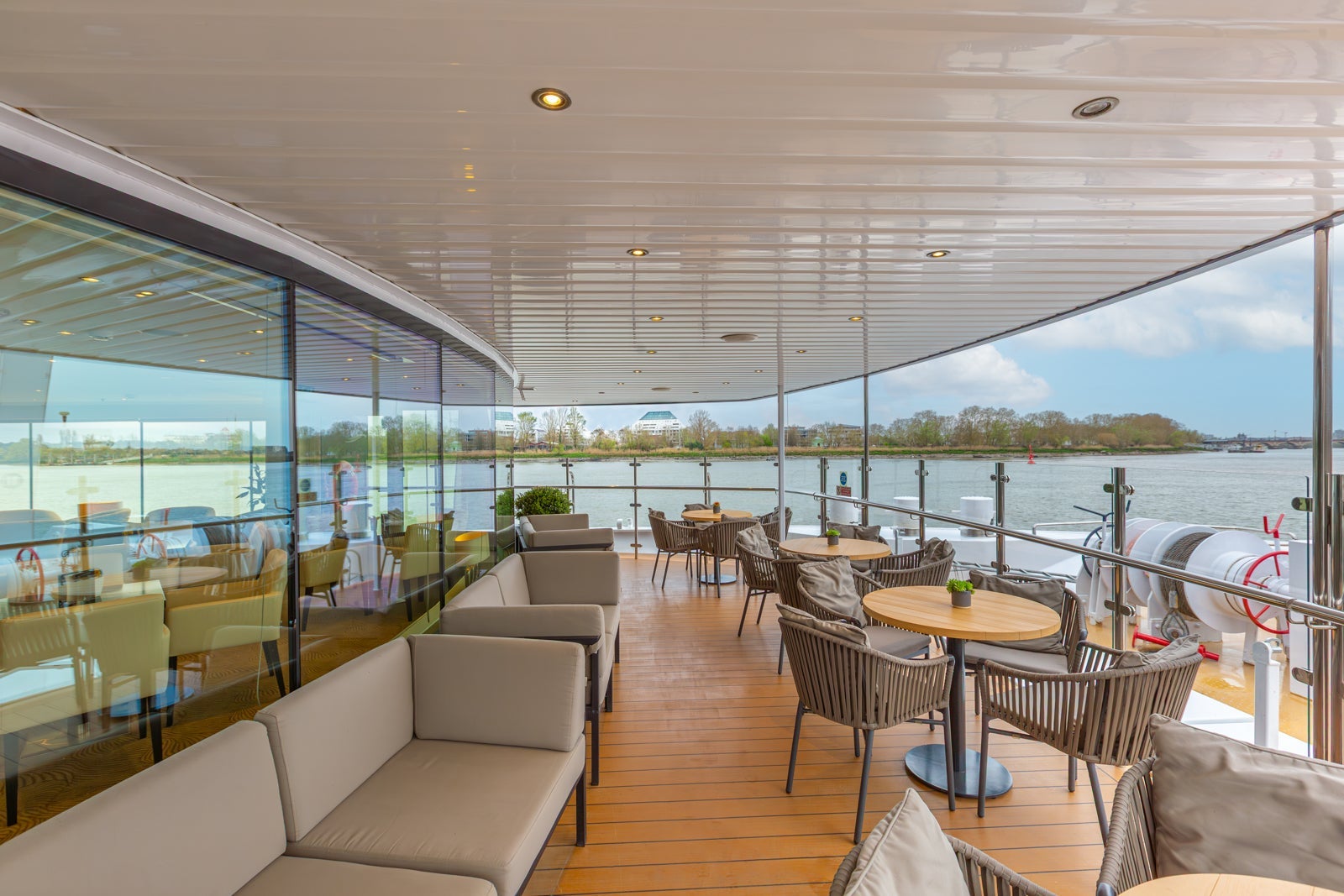 A seating area at the front of Avalon Artistry II
