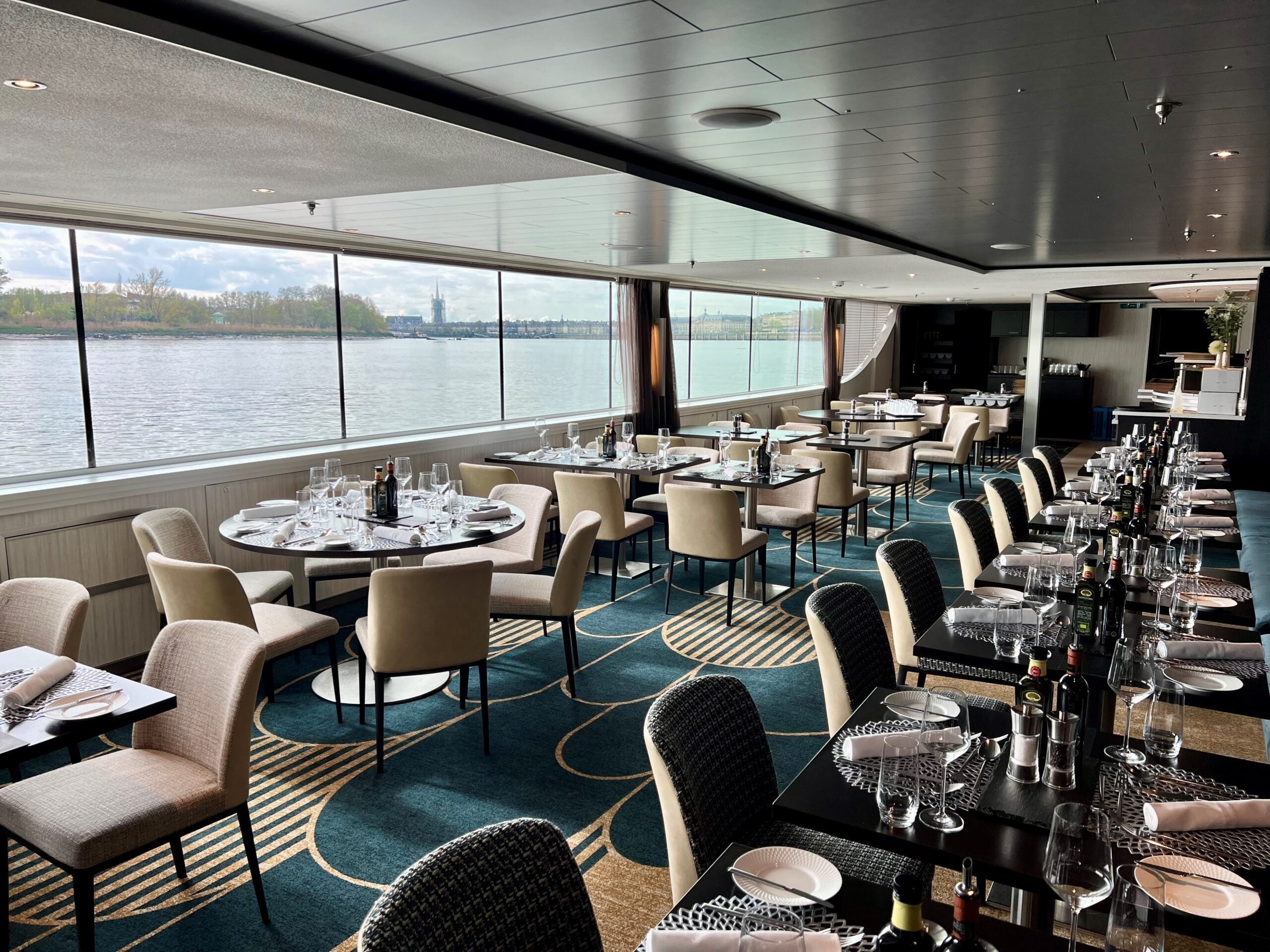 The main restaurant on Avalon Artistry II