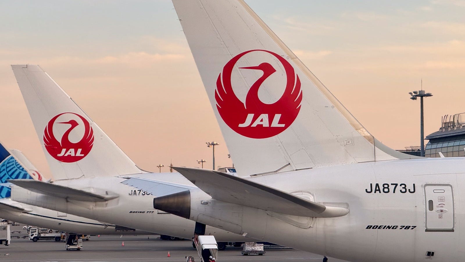Japan Airlines Boeing 787 777-300 Tokyo HND JAL