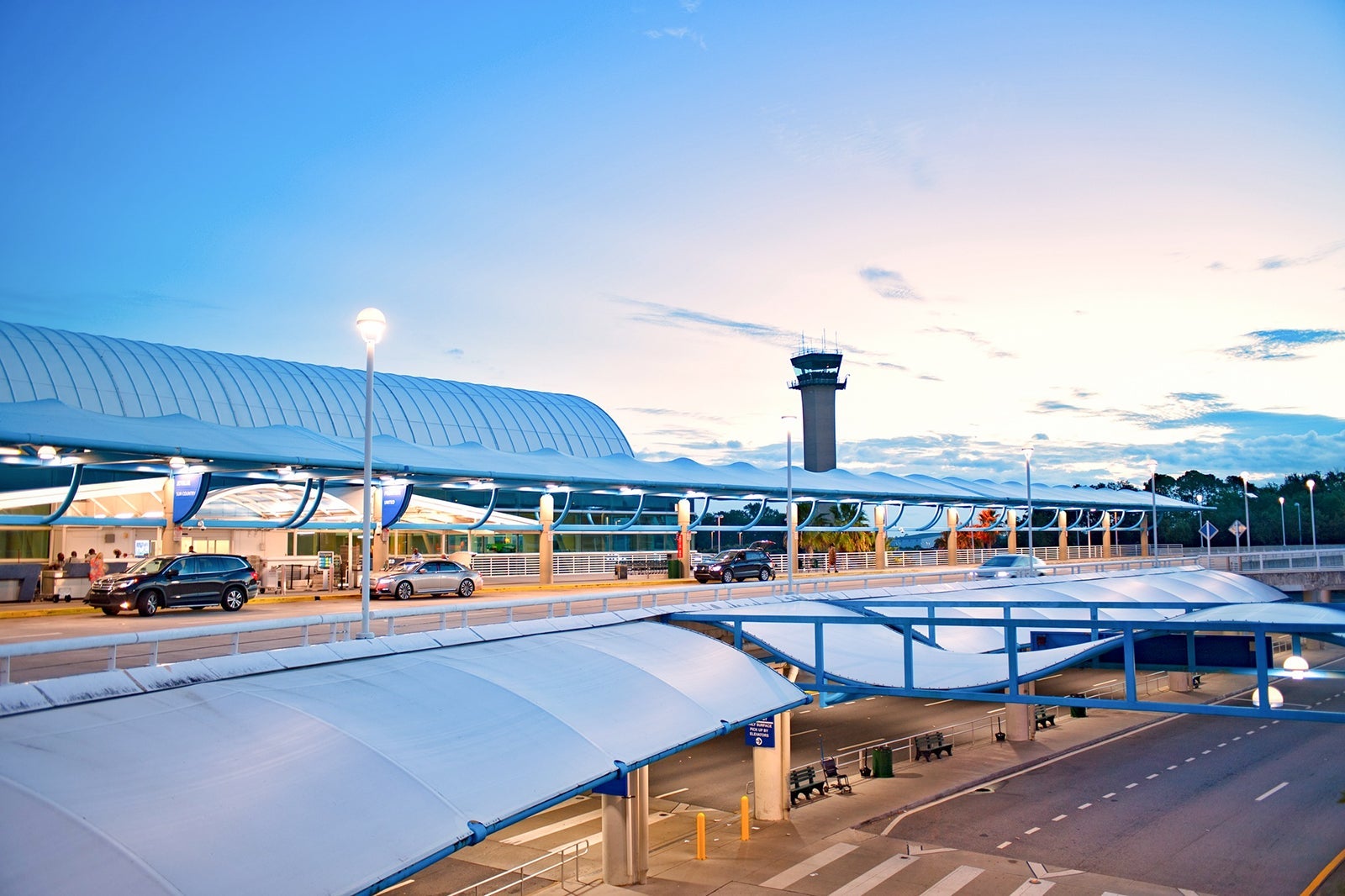 Car pickup and dropoff areas of Jacksonville airport