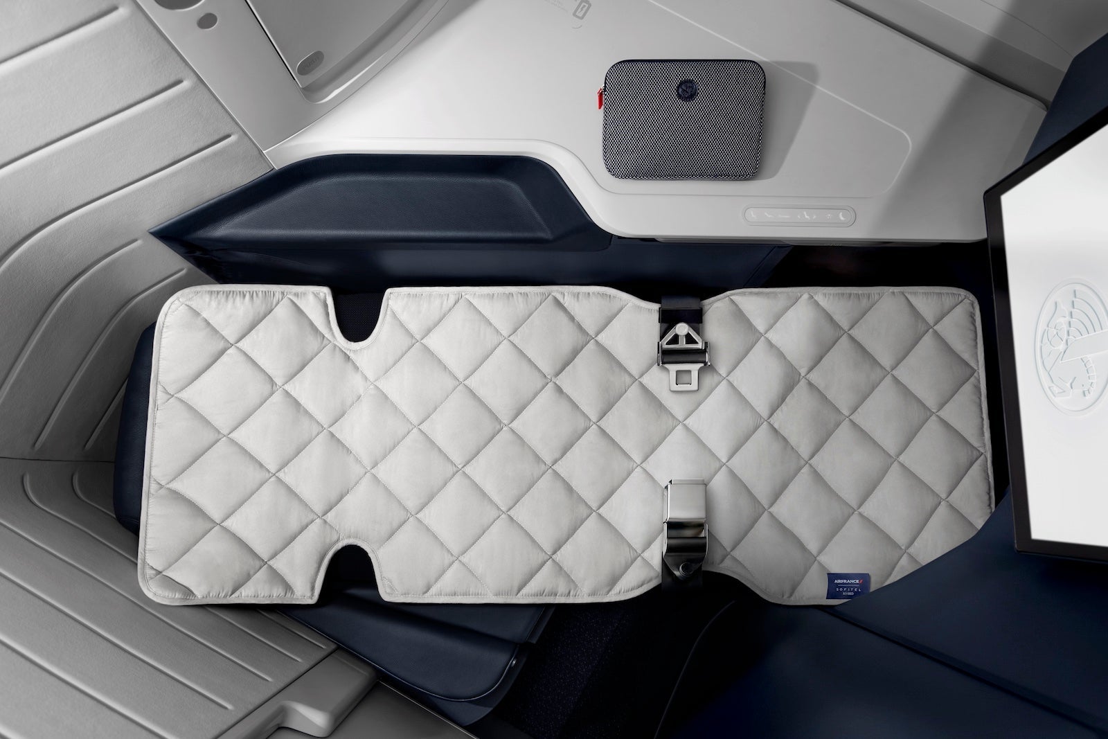 lie-flat mats on Air France seat