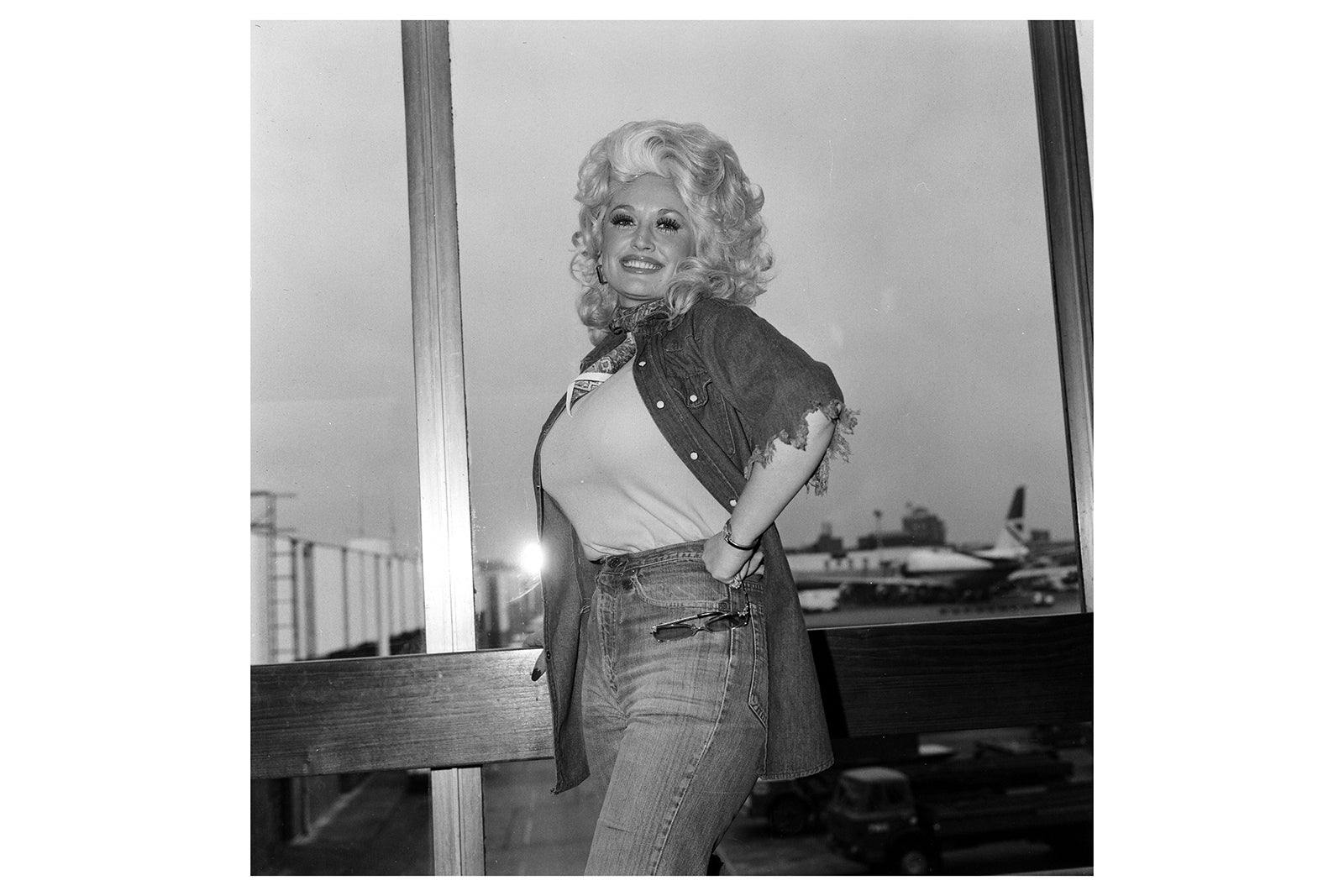 Dolly Parton arriving at London airport in may 1977