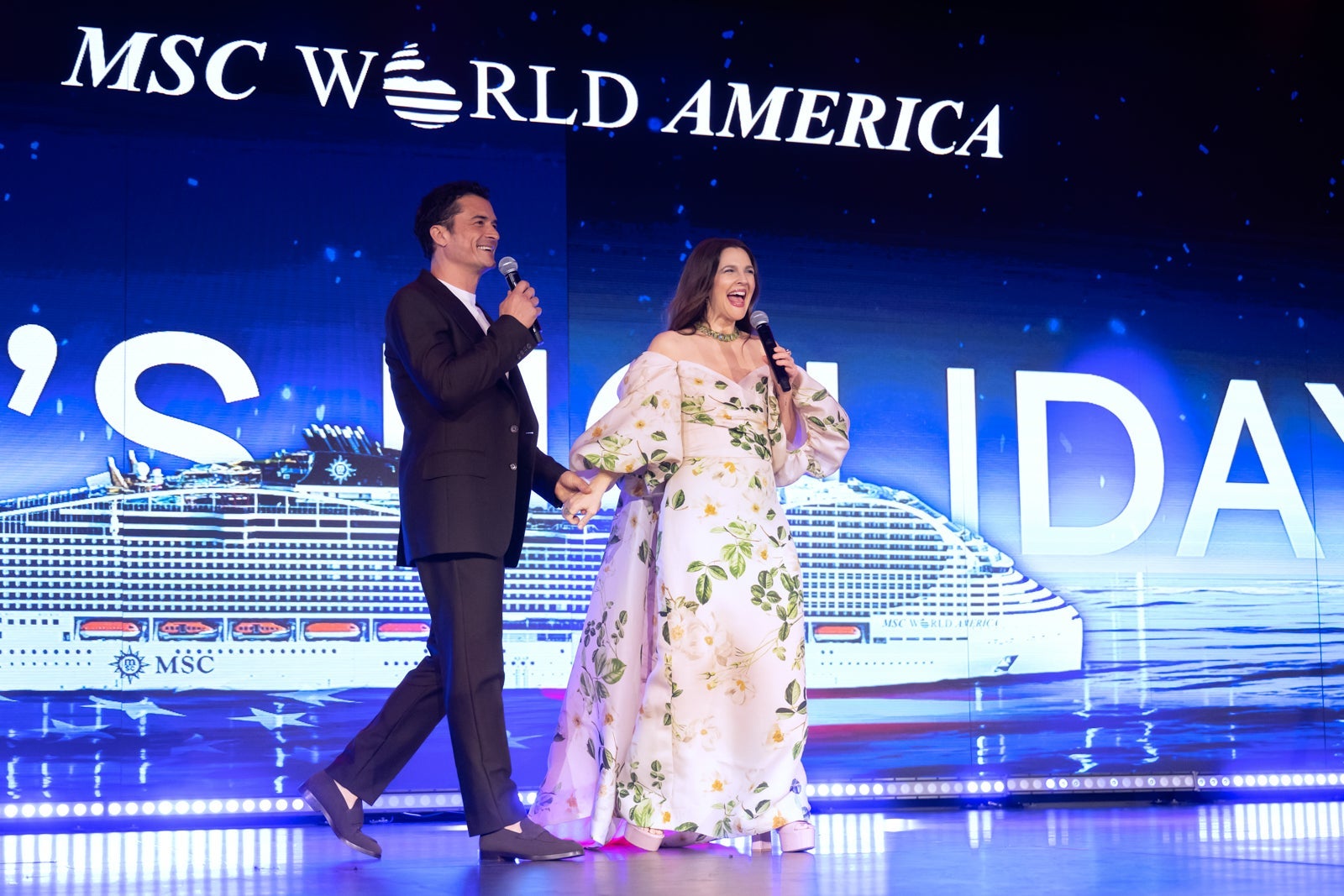 Orlando Bloom joined Drew Barrymore on stage