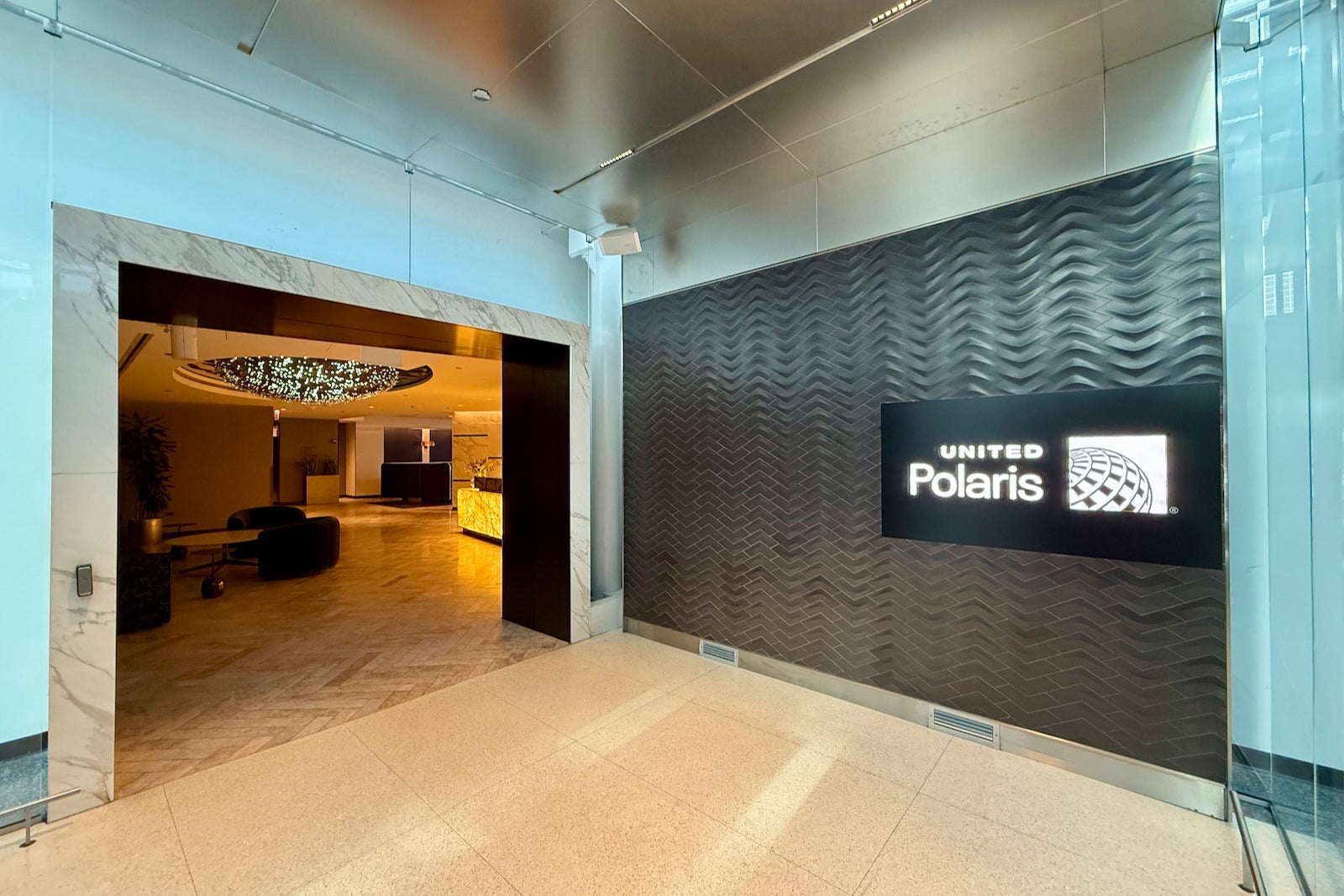 new united polaris lounge