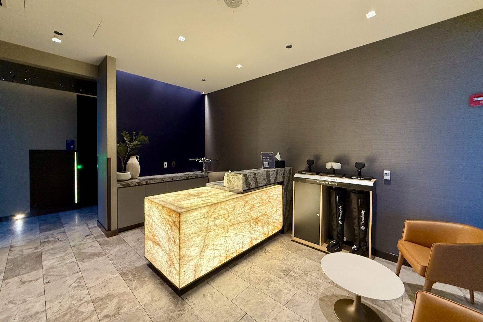 new united polaris lounge