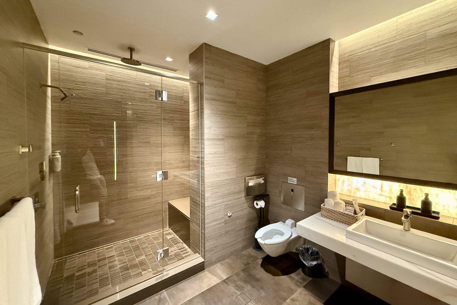 new united polaris lounge