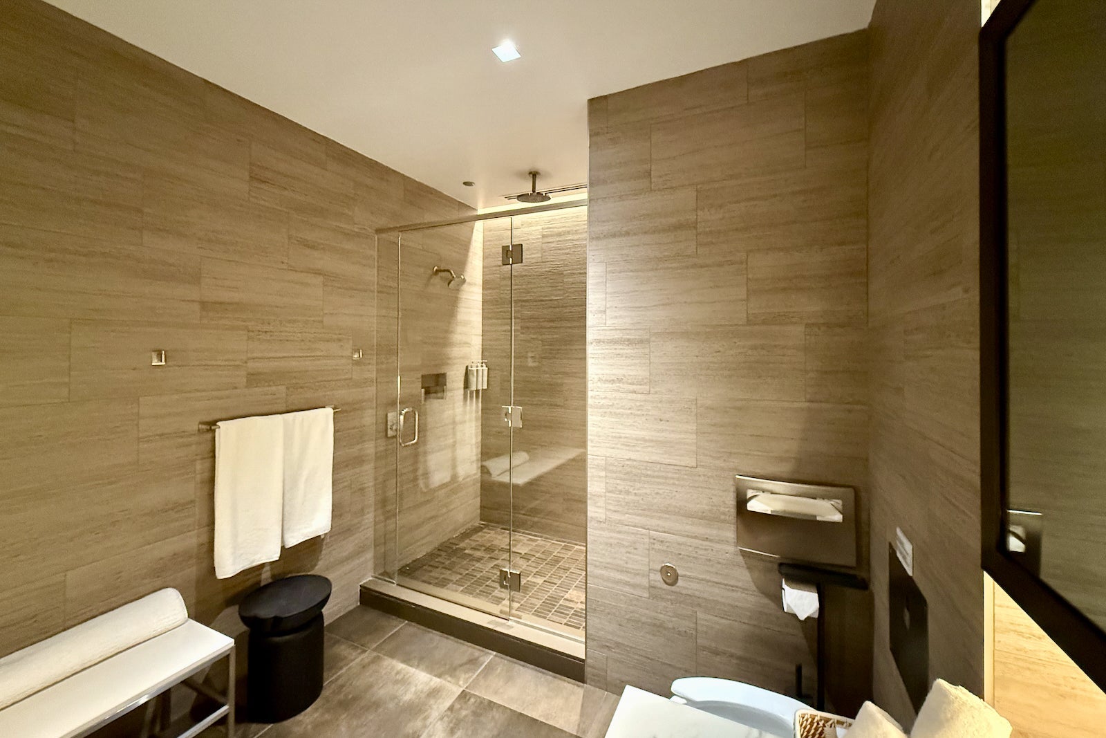 new united polaris lounge