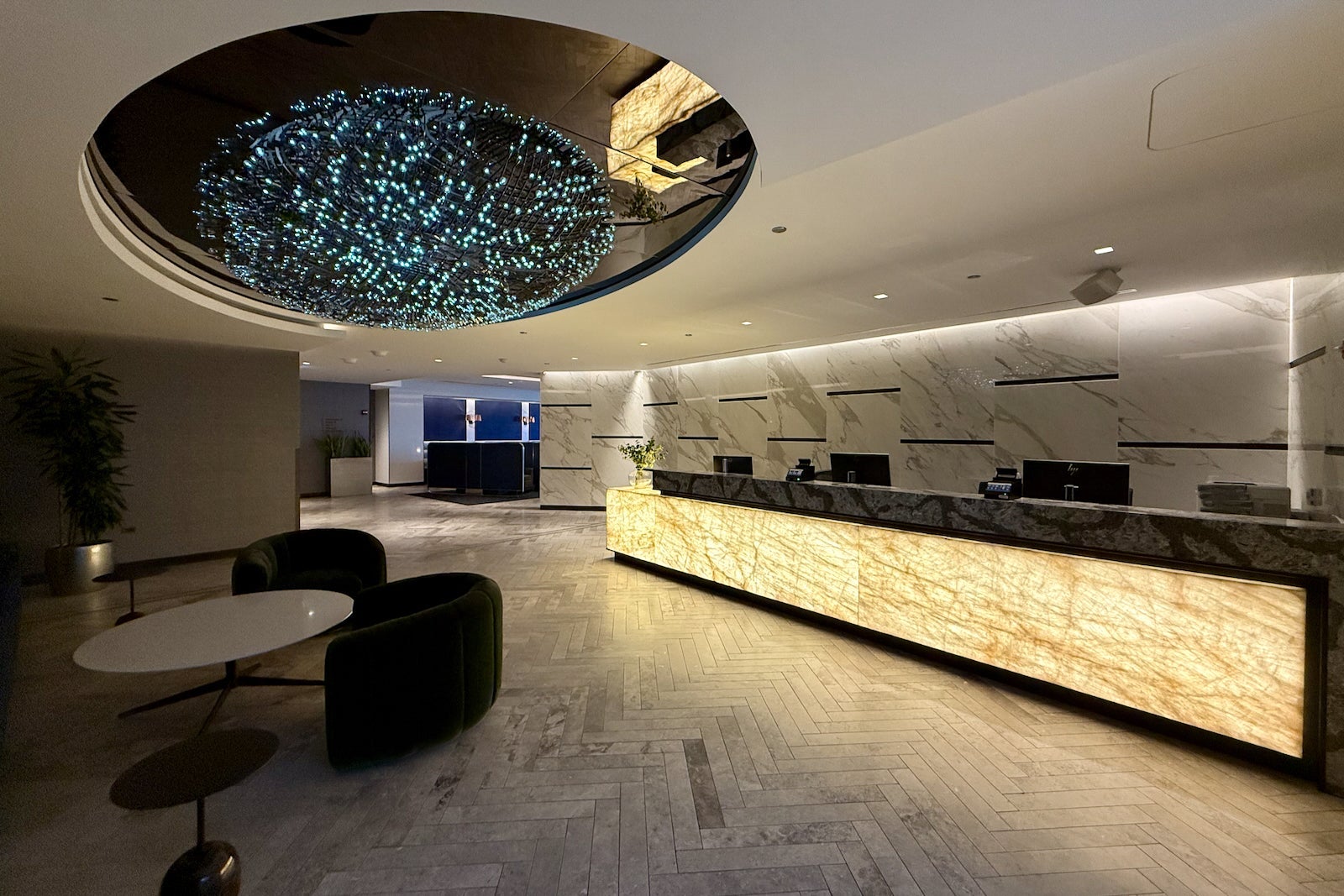 new united polaris lounge