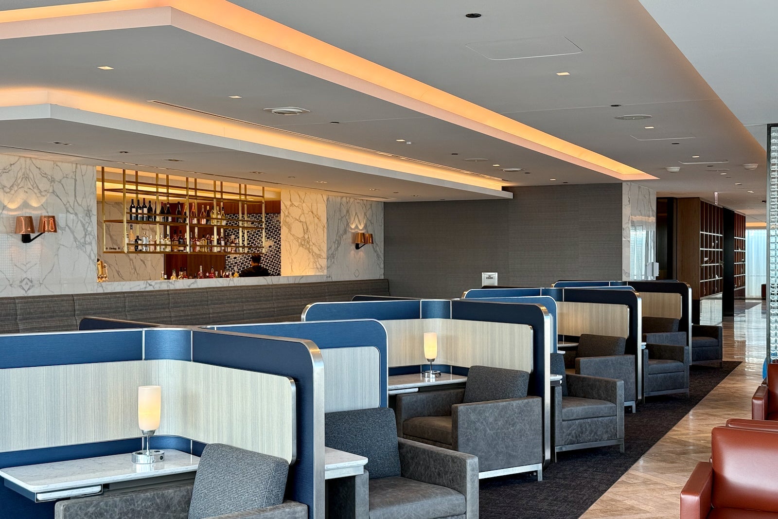 new united polaris lounge