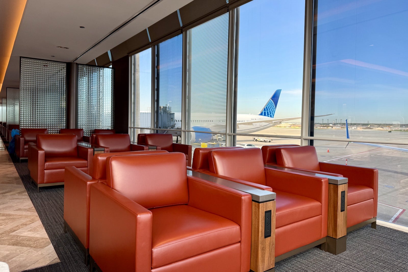 new united polaris lounge