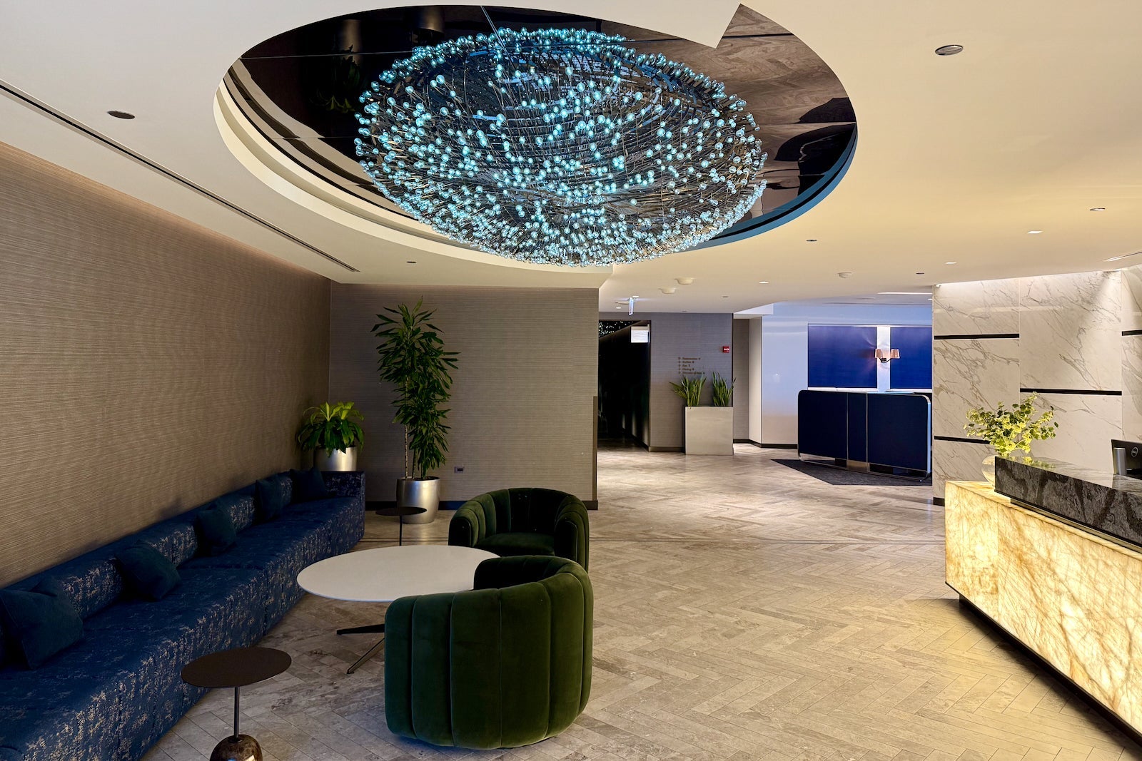 new united polaris lounge