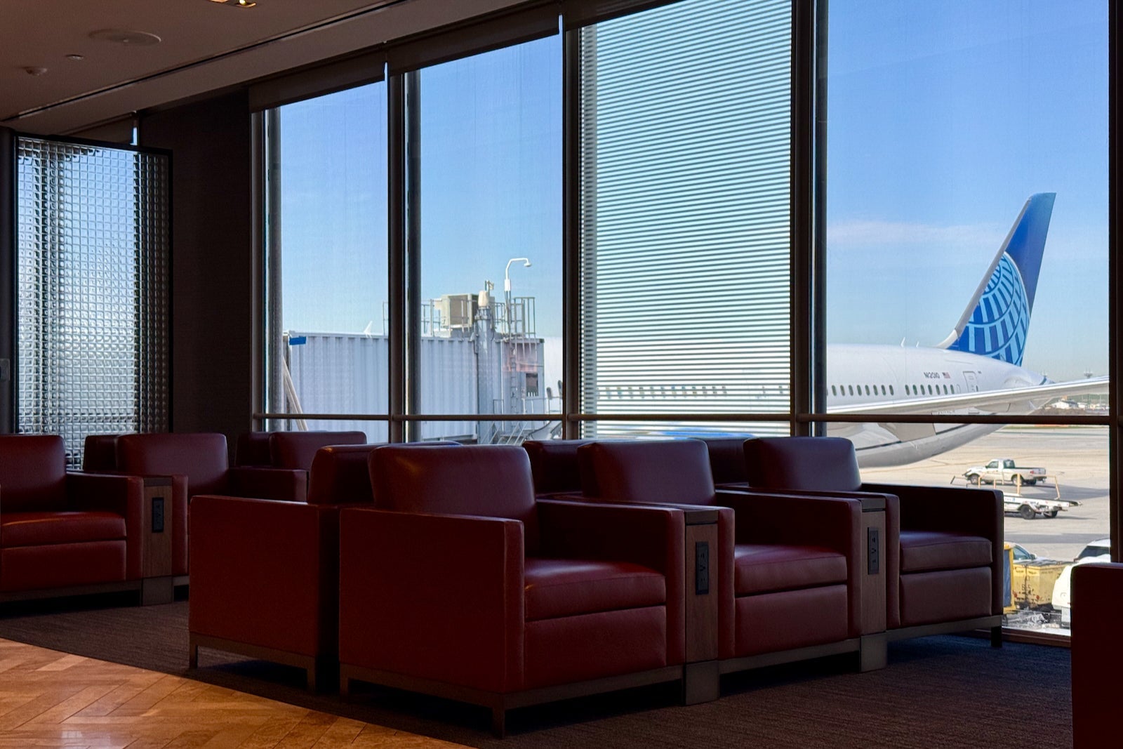 new united polaris lounge