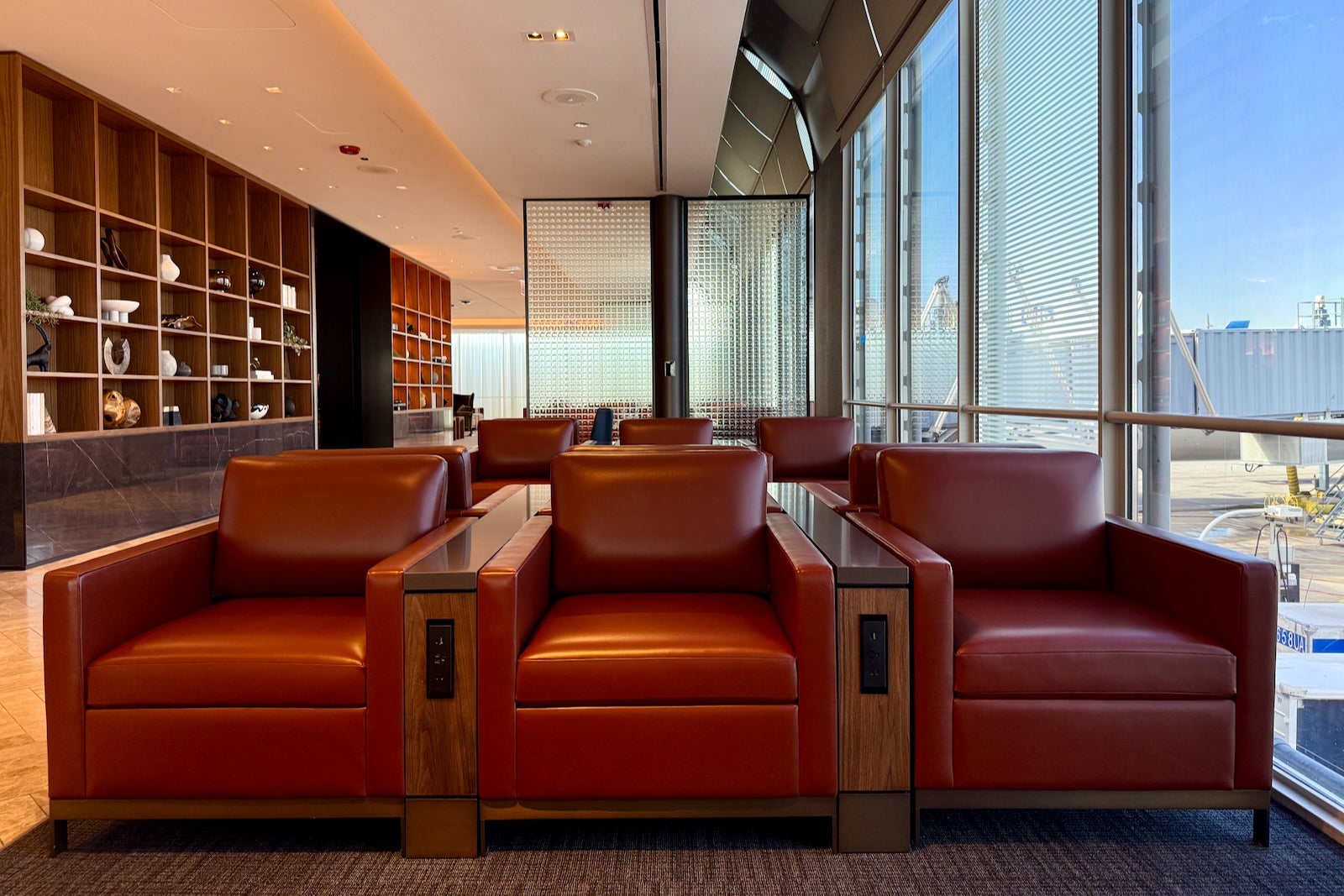 new united polaris lounge