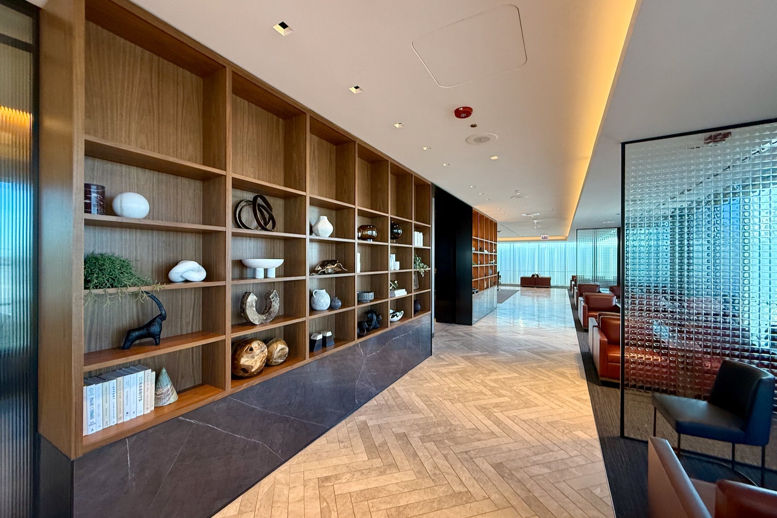 new united polaris lounge