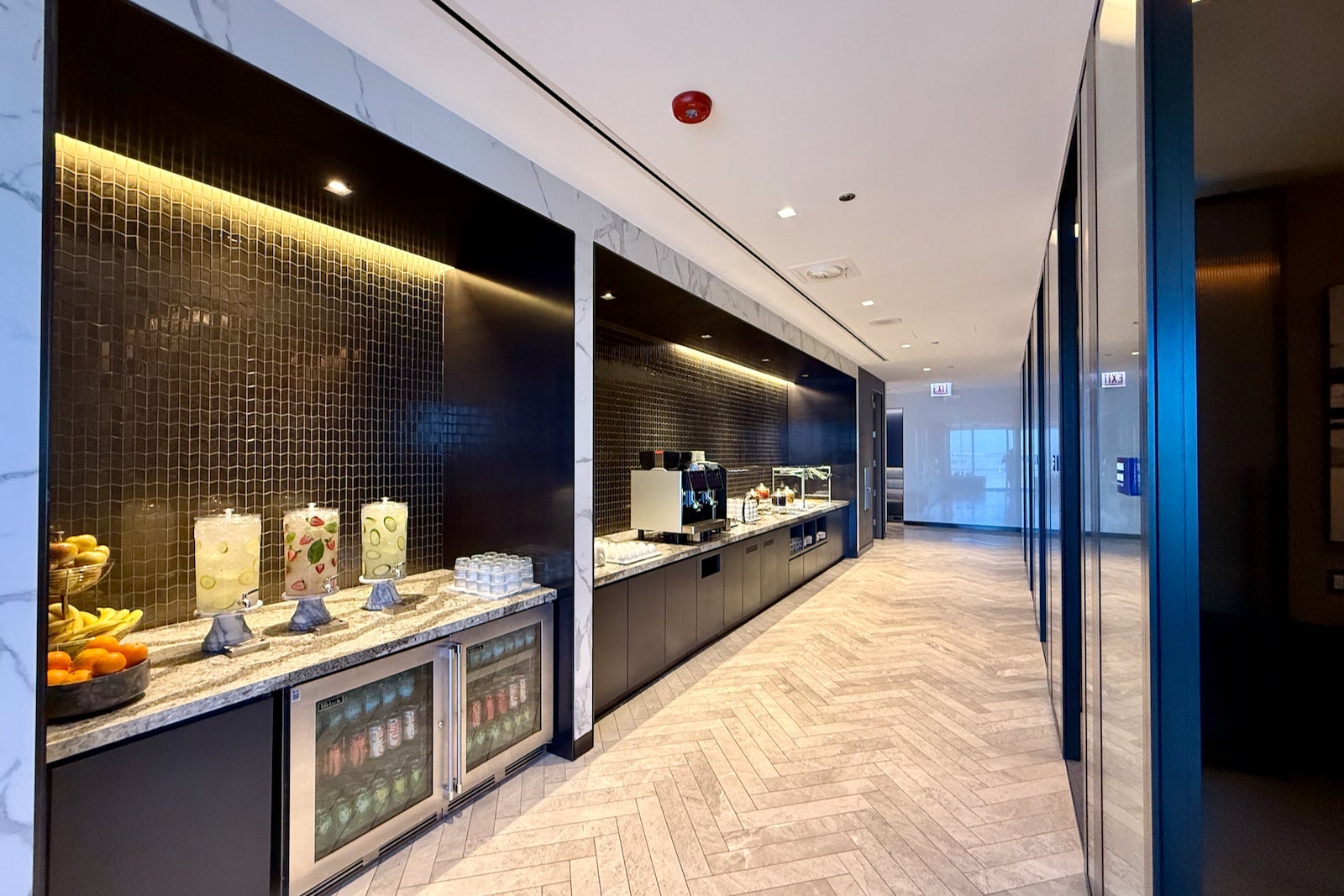 new united polaris lounge