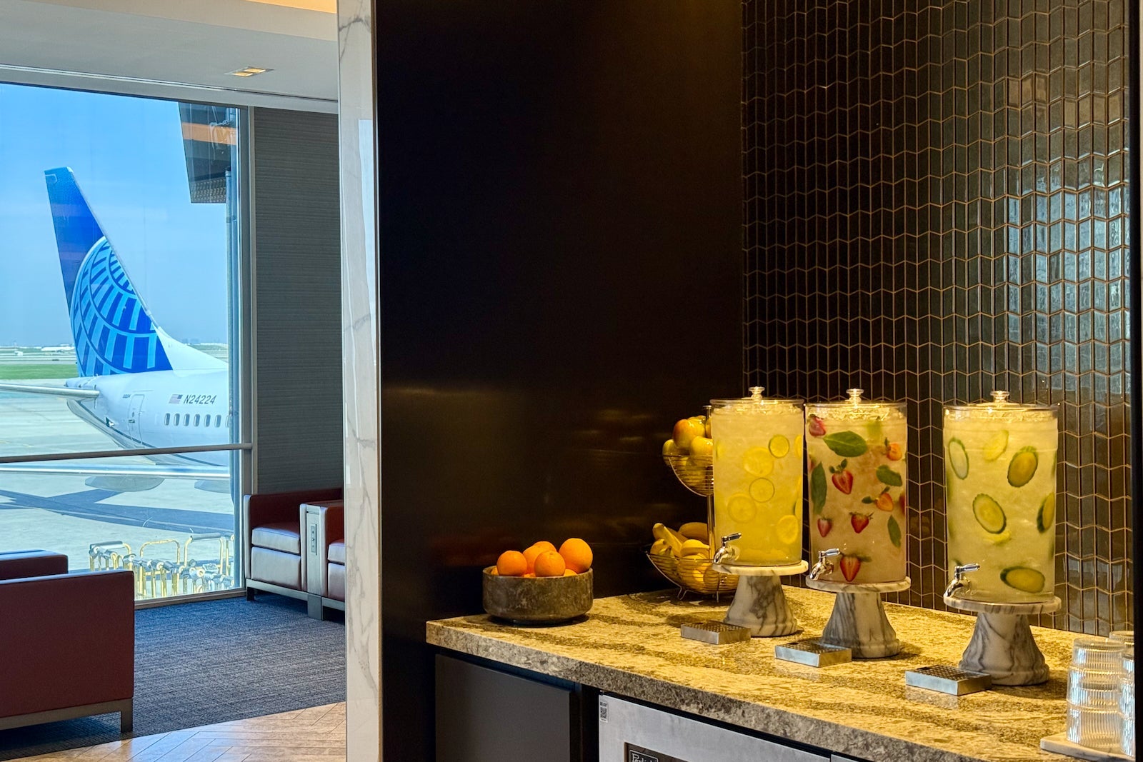 new united polaris lounge