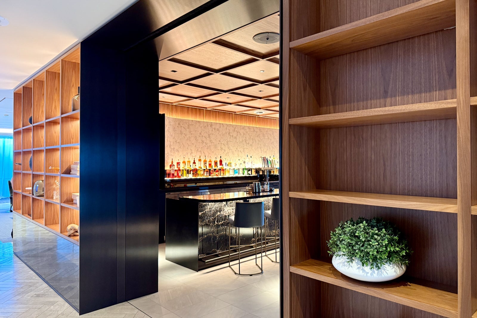 new united polaris lounge bar