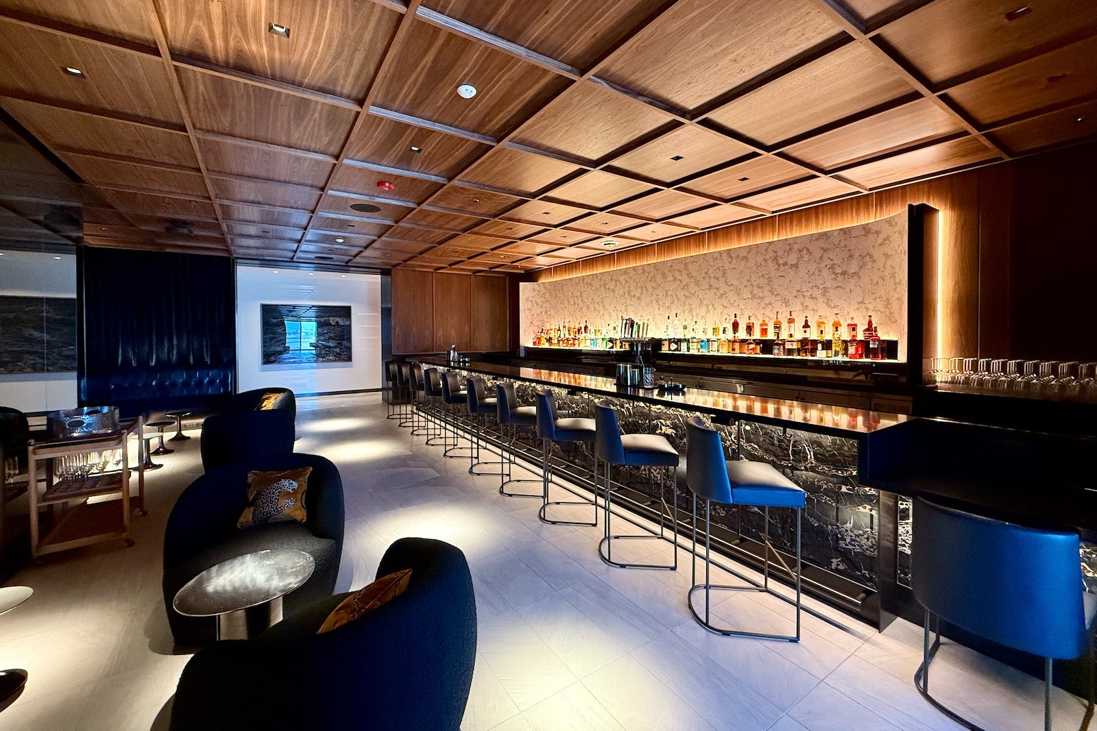 new united polaris lounge bar