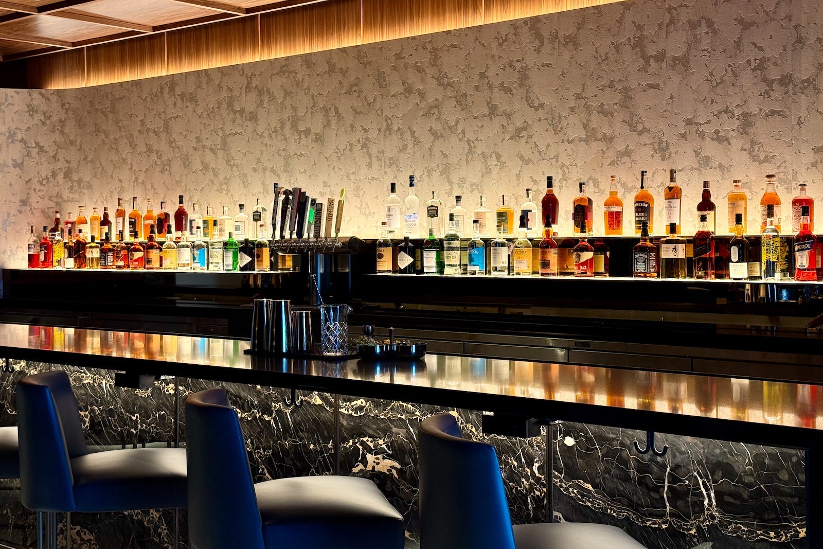 new united polaris lounge bar