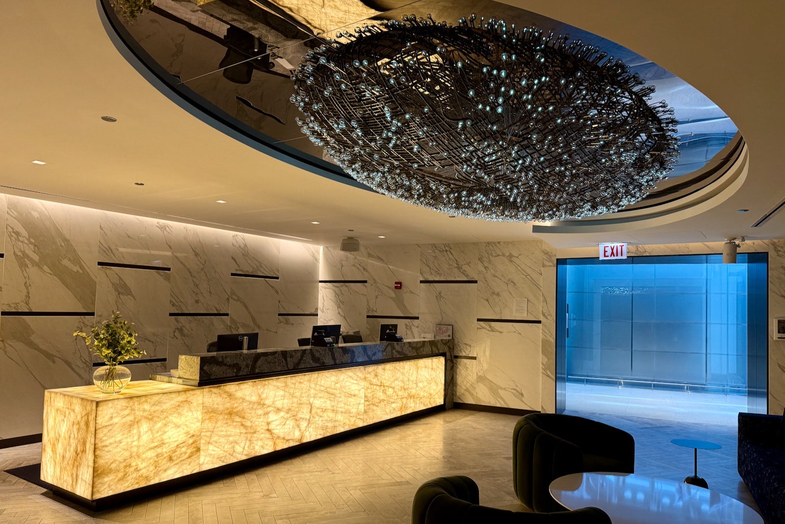 new united polaris lounge