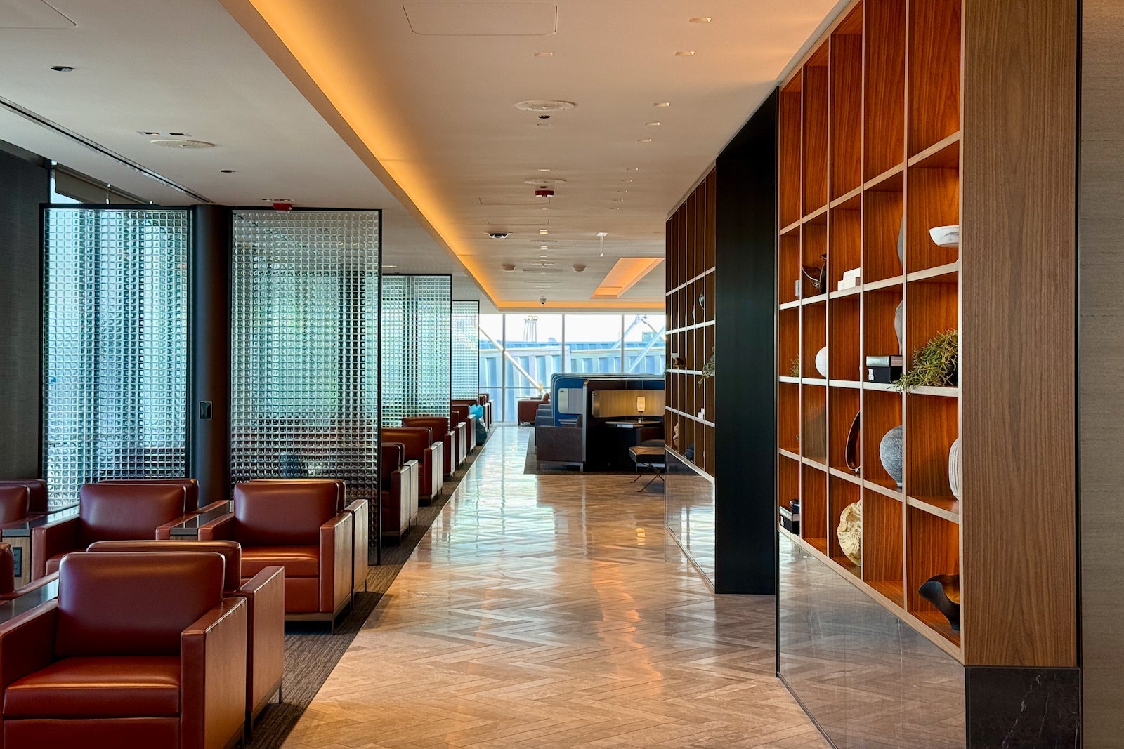 new united polaris lounge