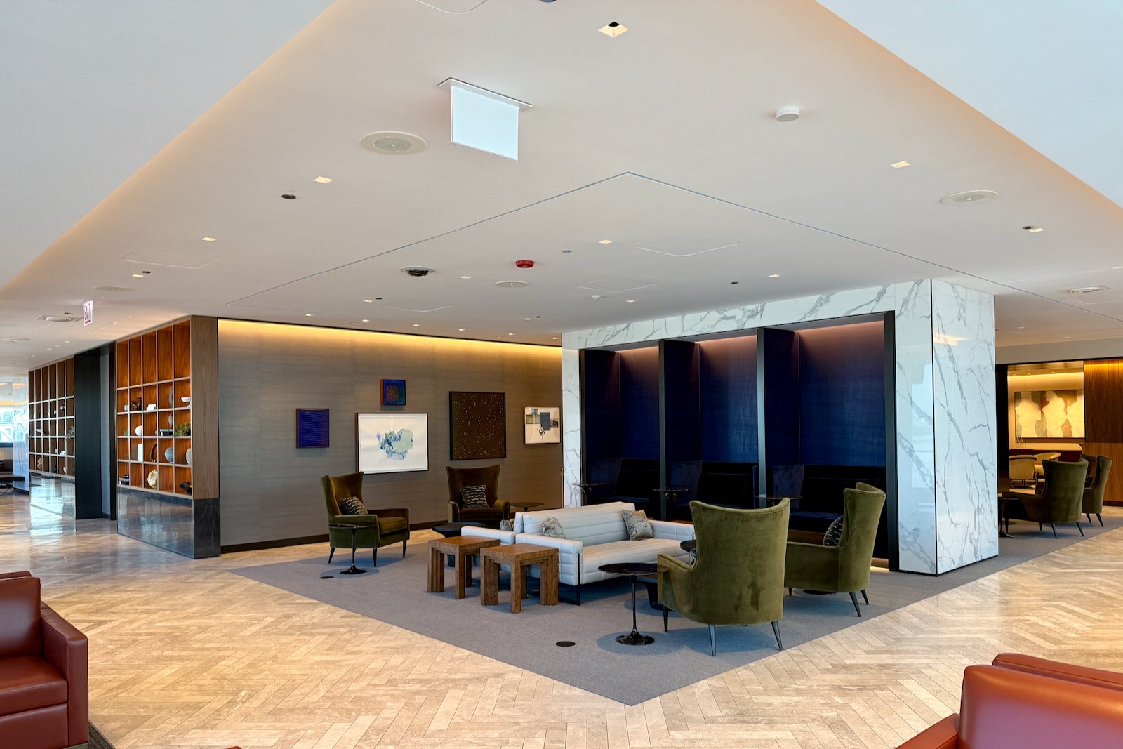 new united polaris lounge